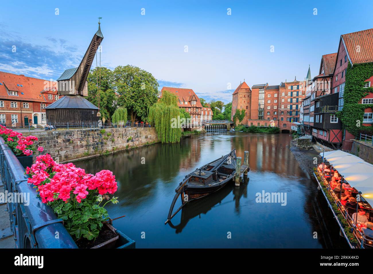 Vecchio porto di Luneburg con la gru recentemente rinnovata, utilizzata per il carico e lo scarico del sale. La foto è stata scattata il 5 giugno 2023 a Luneburg o a ha Foto Stock