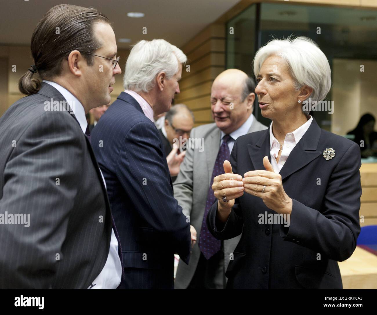 Bildnummer: 56205877 Datum: 22.10.2011 Copyright: imago/Xinhua (111022) -- BRUXELLES, 22 ottobre 2011 (Xinhua) -- l'amministratore delegato del Fondo monetario internazionale (FMI) Christine Lagarde (front, R) parla con il ministro delle Finanze svedese Anders Borg (front, L) durante la riunione dei ministri dell'economia e delle Finanze (Ecofin) dell'UE a Bruxelles, capitale del Belgio, 22 ottobre 2011. (Xinhua/Thierry Monasse)(yt) BELGIO-BRUXELLES-UE-ECOFIN PUBLICATIONxNOTxINxCHN People Politik Europäische Union Ecofin Finanzministertreffen Wirtschaftsministertreffen xjh x0x premiumd 2011 quer 56205877 Data 22 10 2011 Copia Foto Stock