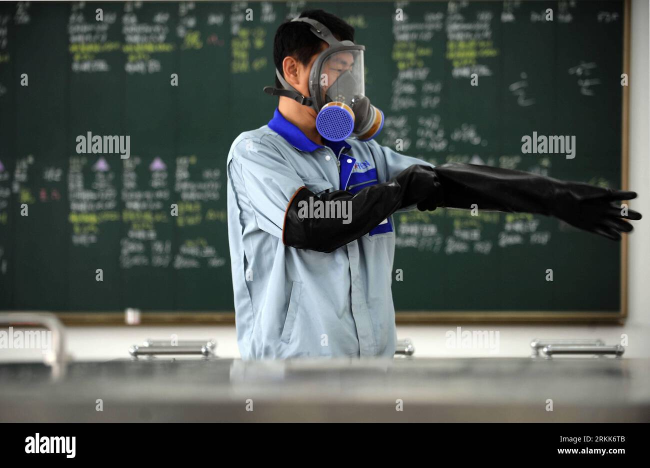 Bildnummer: 56206482 Datum: 20.10.2011 Copyright: imago/Xinhua (111022) -- DALIAN, 22 ottobre 2011 (Xinhua) -- Un membro dello staff indossa guanti per lavorare al Mysterious Life Museum di Dalian, nella provincia di Liaoning della Cina nordorientale, 20 ottobre 2011. Il Mysterious Life Museum, situato nel distretto di Lushunkou, a Dalian, nella provincia di Liaoning, è un museo completo che include una collezione, una ricerca scientifica e una mostra di esemplari plastinati di corpo umano, vertebrati e animali marini. Un gruppo di scienziati e membri del personale ha utilizzato qui le tecniche più avanzate del mondo per creare un esemplare vivido e incisivo, Foto Stock