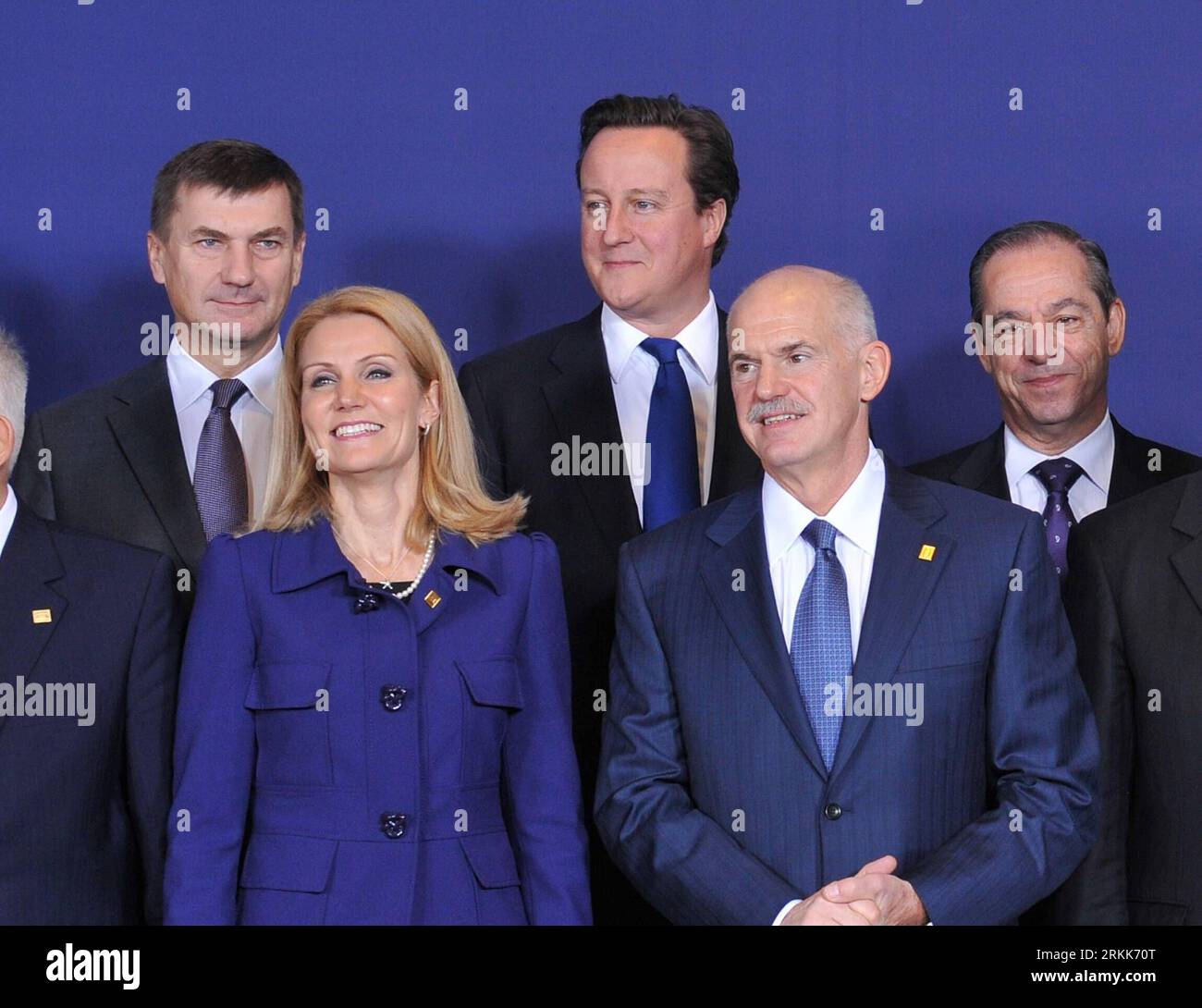 Bildnummer: 56208266 Datum: 23.10.2011 Copyright: imago/Xinhua (111023) -- BRUXELLES, 23 ottobre 2011 (Xinhua) -- primo ministro greco George Papandreou (fronte R), primo ministro danese Helle Thorning-Schmidt (fronte L), primo ministro estone Andrus Ansip (posteriore L), primo ministro britannico David Cameron (posteriore C) e primo ministro maltase Lawrence Gonzi (Rear R) stand for the Family Photo of the EU Summit at EU Headquarters in Brussels, il 23 ottobre 2011. Domenica i leader dei paesi dell'UE si sono riuniti qui per discutere della crisi del debito greco. (Xinhua/Wu Wei)(yt) BELGIO-BRUXELLES-UE-VERTICE PUBLICATIONxNOTxIN Foto Stock