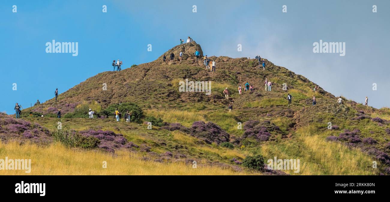 Le persone sono salite sulla cima dell'Arthur Seat per il loro divertimento e per gli esercizi quotidiani, Edimburgo, Scozia, Regno Unito Foto Stock