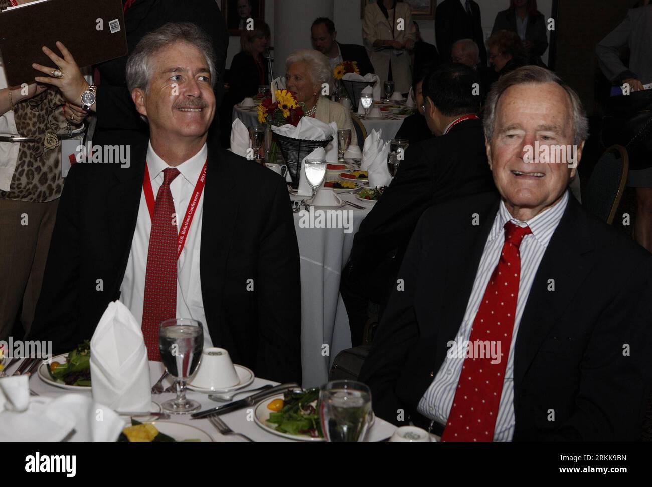 111024 -- TEXAS, 24 ottobre 2011 Xinhua -- l'ex presidente degli Stati Uniti George Bush R e il vice segretario di Stato degli Stati Uniti William Burns partecipano alla sessione di discorso a tema della conferenza ad alto livello sulla promozione delle relazioni tra Cina e Stati Uniti alla Texas A&M University nel Texas centro-orientale, negli Stati Uniti, 24 ottobre 2011. La conferenza è iniziata qui domenica. Xinhua/Song Qiong wjd US-CHINA-RELATIONS-CONFERENCE-THEME SPEECH PUBLICATIONxNOTxINxCHN Foto Stock