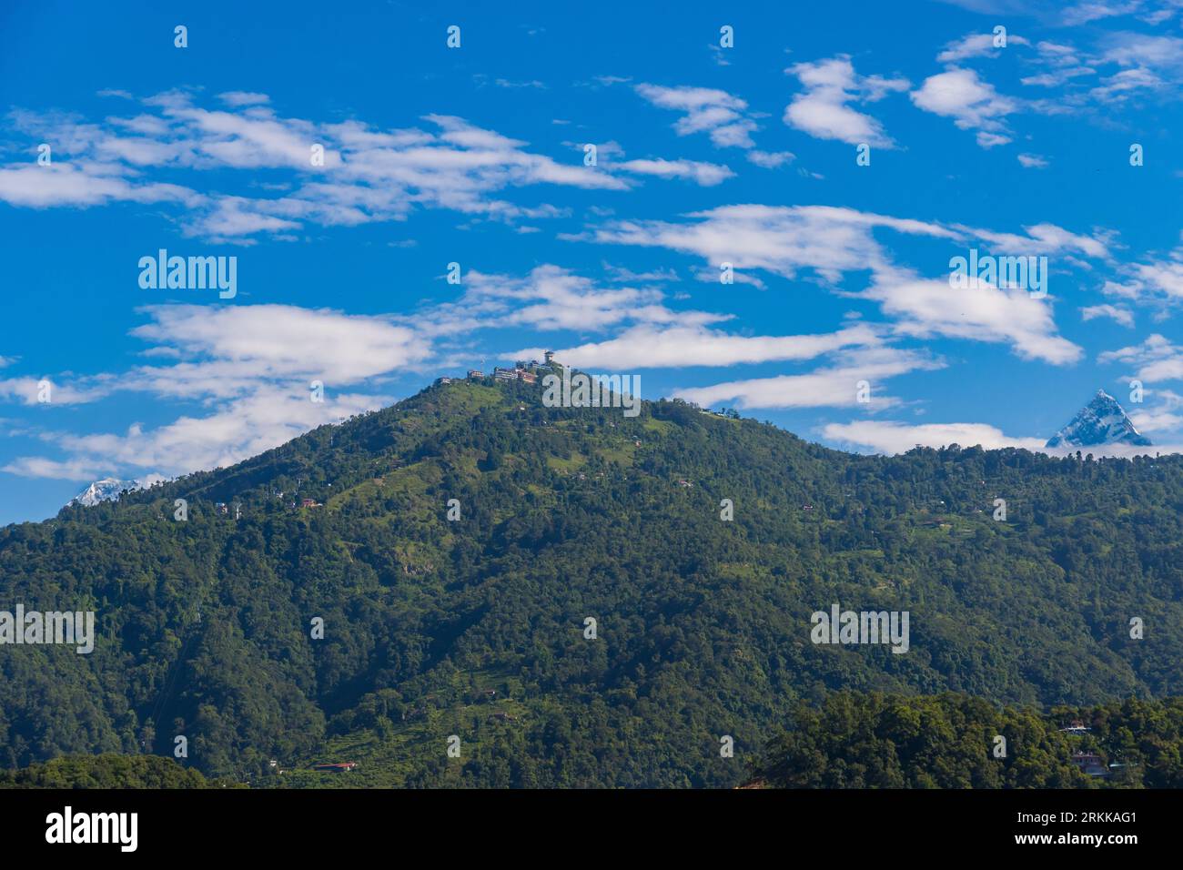 Vista del monte Sarangkot da Phewa Pake, sul lato del lago della città di pokhara in Nepal Foto Stock