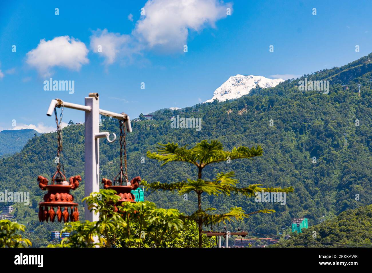 Vista del monte Sarangkot da Phewa Pake, sul lato del lago della città di pokhara in Nepal Foto Stock