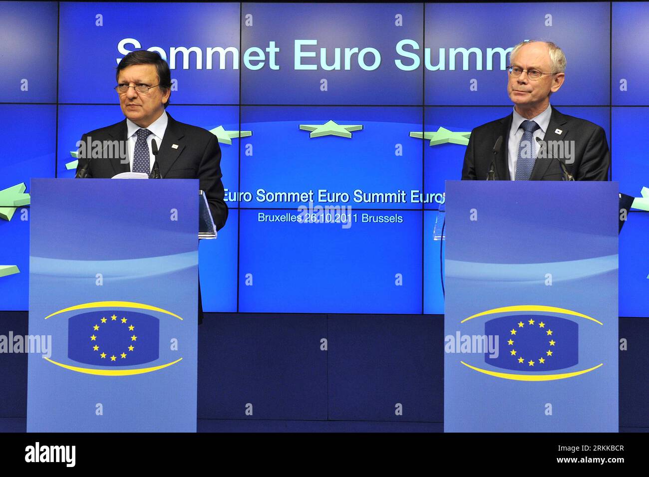 Bildnummer: 56220740 Datum: 27.10.2011 Copyright: imago/Xinhua (111027) -- BRUXELLES, 27 ottobre 2011 (Xinhua) -- il presidente della Commissione europea Jose Manuel Barroso (L) e il presidente del Consiglio europeo Herman Van Rompuy partecipano a una conferenza stampa dopo un vertice dell'UE a Bruxelles, capitale del Belgio, il 27 ottobre 2011. I leader europei hanno annunciato giovedì mattina presto che è stato raggiunto un piano di salvataggio tanto atteso per combattere la crisi del debito dell’euro, che comprendeva una svalutazione del 50% sul valore dei titoli di debito greci detenuti da investitori privati. (Xinhua/Wu Wei) (xhn) BELGIO-UE-EURO-SUMMIT PU Foto Stock