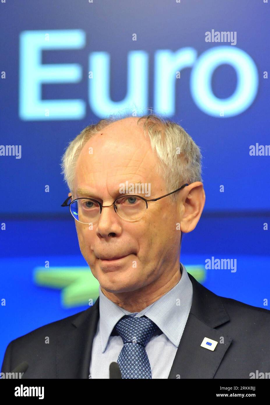 Bildnummer: 56221972 Datum: 27.10.2011 Copyright: imago/Xinhua (111027) -- BRUXELLES, 27 ottobre 2011 (Xinhua) -- il presidente del Consiglio europeo Herman Van Rompuy partecipa a una conferenza stampa dopo un vertice dell'UE a Bruxelles, capitale del Belgio, il 27 ottobre 2011. I leader europei hanno annunciato giovedì mattina presto che è stato raggiunto un piano di salvataggio tanto atteso per combattere la crisi del debito dell’euro, che comprendeva una svalutazione del 50% sul valore dei titoli di debito greci detenuti da investitori privati. (Xinhua/Wu Wei) (xhn) BELGIO-UE-EURO-SUMMIT PUBLICATIONxNOTxINxCHN People Politik Europäische Union Gipfel EFS Foto Stock