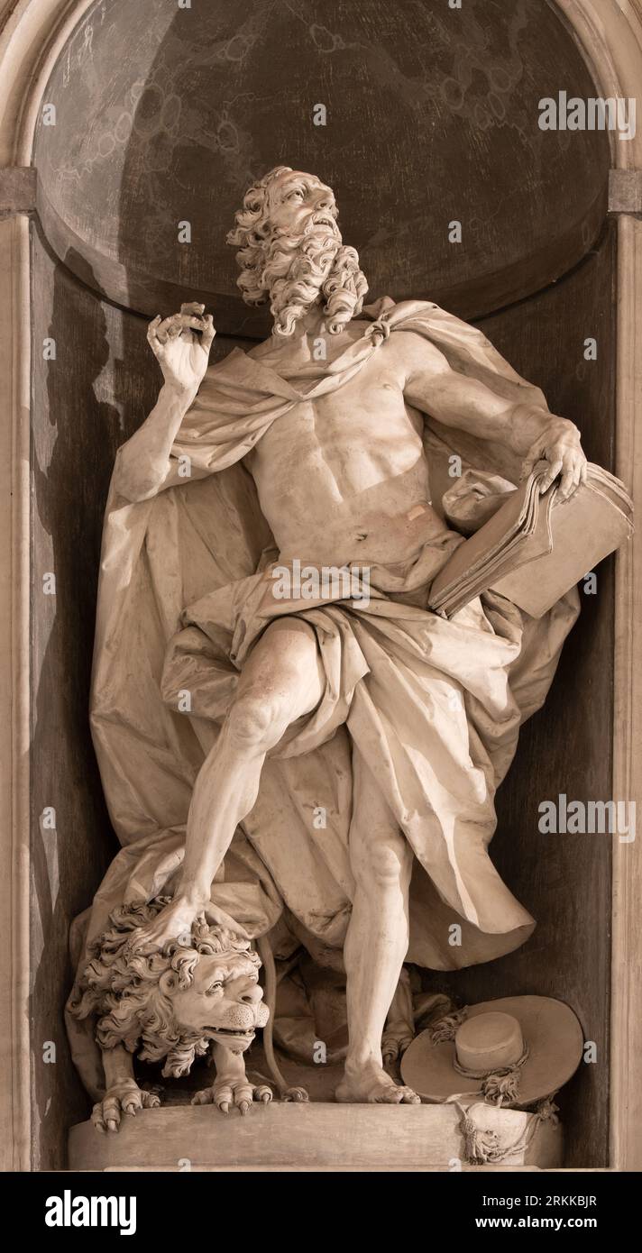 GENOVA, ITALIA - 7 MARZO 2023: La statua di San Girolamo nella chiesa Basilica di Santa Maria Assunta di Diego Carlone (1740). Foto Stock
