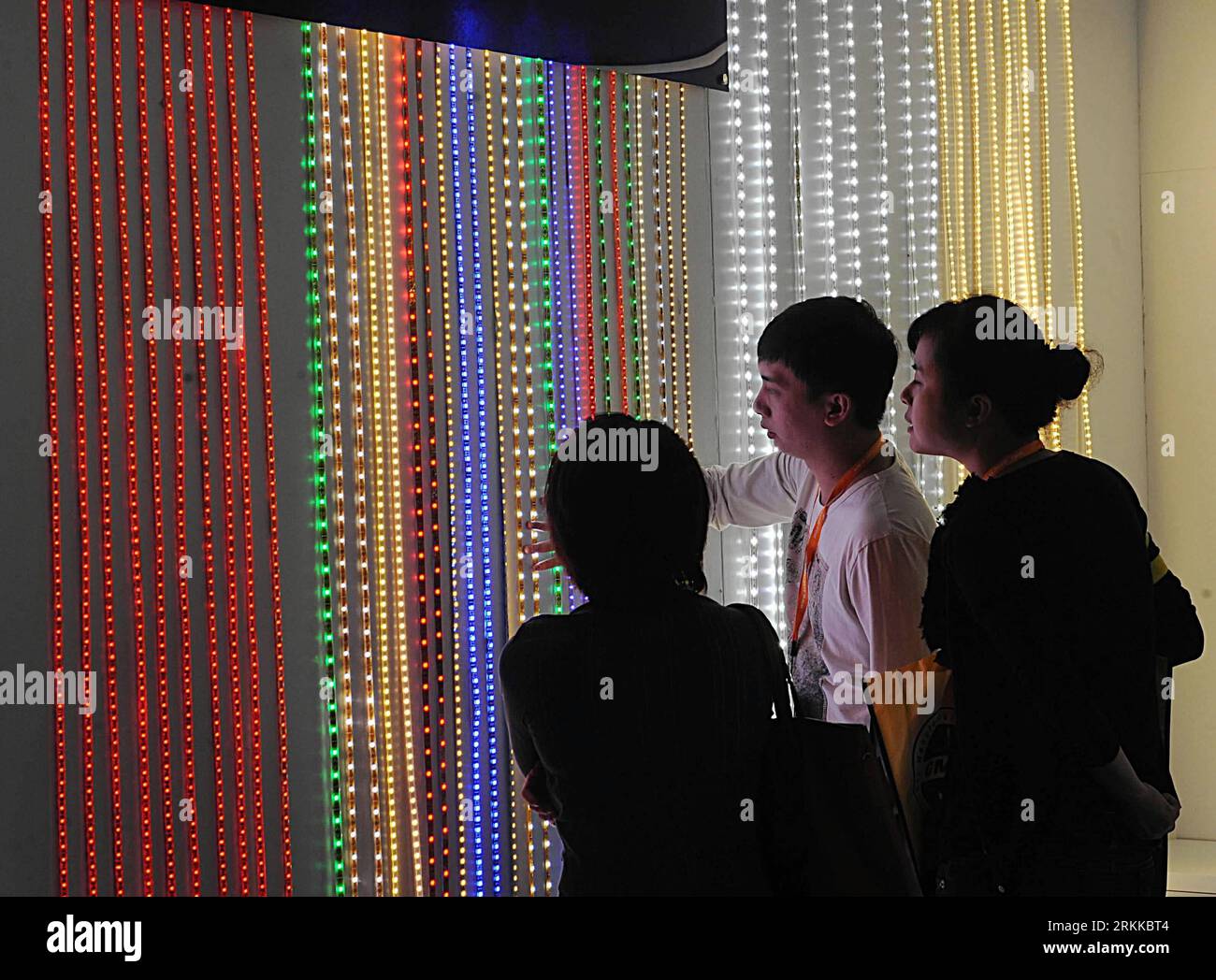 Bildnummer: 56223182 Datum: 27.10.2011 Copyright: imago/Xinhua (111027) -- HONG KONG, 27 ottobre 2011 (Xinhua) -- Guarda le luci a LED all'Hong Kong Convention and Exhibition Centre di Hong Kong, Cina meridionale, 27 ottobre 2011. La 13a Hong Kong International Lighting Fair (edizione autunnale) ha aperto qui giovedì. Oltre 2.100 espositori provenienti da 31 paesi e regioni esprimono un'illuminazione aggiornata. (Xinhua/Wong Pun Keung)(xzj) CHINA-HONG KONG-LIGHTING FAIR (CN) PUBLICATIONxNOTxINxCHN Wirtschaft Messe Lichter Lampen HongKong x0x xst 2011 quer 56223182 Data 27 10 2011 Copyright Imago XINHUA Hong Foto Stock