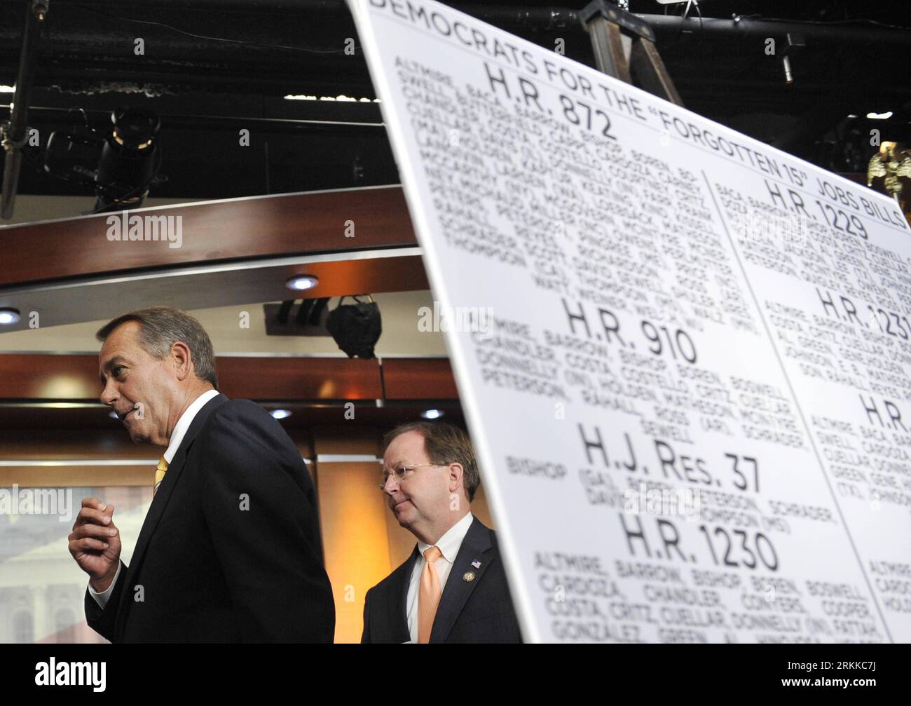 Bildnummer: 56224037 Datum: 27.10.2011 Copyright: imago/Xinhua (111027) -- WASHINGTON, 27 ottobre 2011 (Xinhua) -- il presidente della camera degli Stati Uniti John Boehner (L) lascia una conferenza stampa su Capitol Hill a Washington D.C., capitale degli Stati Uniti, 27 ottobre 2011. Boehner, il più importante membro del Congresso repubblicano, ha dichiarato giovedì di essere impegnato a raggiungere un accordo di riduzione del deficit attraverso il veicolo di un panel bipartisan sul debito, ma la commissione ha dovuto affrontare sfide difficili da affrontare. (Xinhua/Zhang Jun) US-WASHINGTON-BOEHNER-DEFICIT PUBLICATIONxNOTxINxCHN People Politik x0x xtm 2011 quer 5 Foto Stock