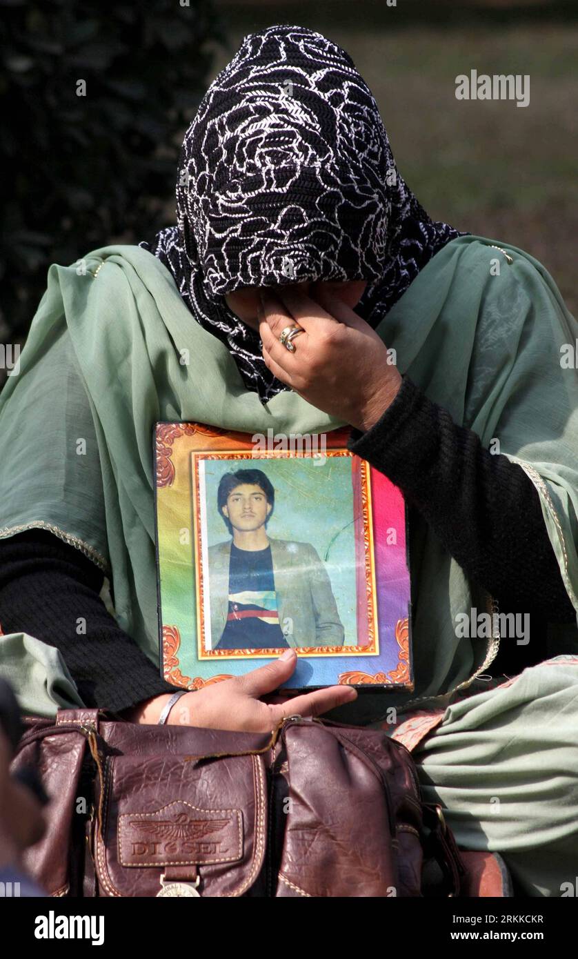 Bildnummer: 56226576 Datum: 28.10.2011 Copyright: imago/Xinhua (111028) -- SRINAGAR, 28 ottobre 2011 (Xinhua) -- Un parente di un giovane Kashmiri scomparso piange durante una protesta sit-in a Srinagar, capitale estiva del Kashmir controllato dall'India, 28 ottobre 2011. L'Associazione dei genitori delle persone scomparse (APDP) ha organizzato la protesta contro il governo statale per il destino di migliaia di persone presumibilmente scomparse. Le affermazioni dell'APDP circa il 8.000 sono state sottoposte alla sparizione forzata da parte delle truppe indiane nella regione dall'inizio del conflitto in Kashmir nel 1989. (Xinhua/Javed Dar Foto Stock