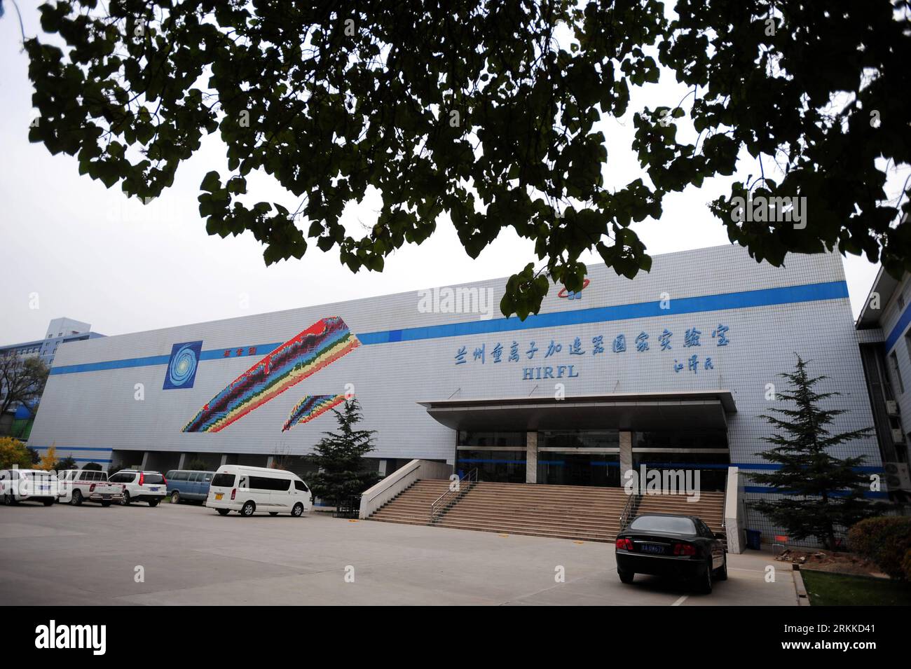 Bildnummer: 56227341 Datum: 25.10.2011 Copyright: imago/Xinhua (111029) -- LANZHOU, 29 ottobre 2011 (Xinhua) -- la foto scattata il 25 ottobre 2011 mostra l'edificio del laboratorio di ricerca sugli ioni pesanti (HIRFL) presso l'Istituto di fisica moderna dell'Accademia cinese delle scienze di Lanzhou, capitale della provincia del Gansu della Cina nord-occidentale. Qui è stato sviluppato HIRFL-CSR, un nuovo progetto Ion Cooler-Storage-Ring (CSR), che dovrebbe essere utilizzato per la fisica nucleare, lo studio sulla terapia oncologica e altre ricerche. (Xinhua/Nie Jianjiang) (lfj) CHINA-GANSU-CAS-HIRFL-CSR (CN) PUBLICATIONxNOTxINxCHN GE Foto Stock
