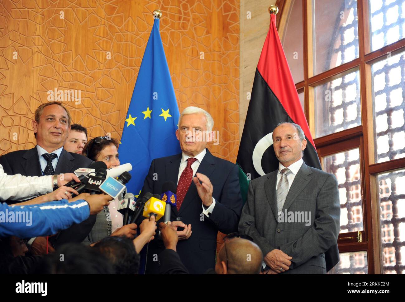 Bildnummer: 56228840 Datum: 29.10.2011 Copyright: imago/Xinhua (111029) -- TRIPOLI, 29 ottobre 2011 (Xinhua) -- Presidente del Consiglio nazionale di transizione libico (NTC) Mustafa Abdul Jalil (R) e Presidente del Parlamento europeo in visita Jerzy Buzek parlano alla stampa dopo la loro riunione a Tripoli, Libia, 29 ottobre 2011. (Xinhua/Qin Haishi) LIBIA-TRIPOLI-PARLAMENTO EUROPEO-RIUNIONE PUBLICATIONxNOTxINxCHN persone Politik xjh x0x premiumd 2011 quer 56228840 Data 29 10 2011 Copyright Imago XINHUA Tripoli OCT 29 2011 XINHUA Presidente del Consiglio Nazionale di transizione libico NTC Mustafa Abdul Foto Stock