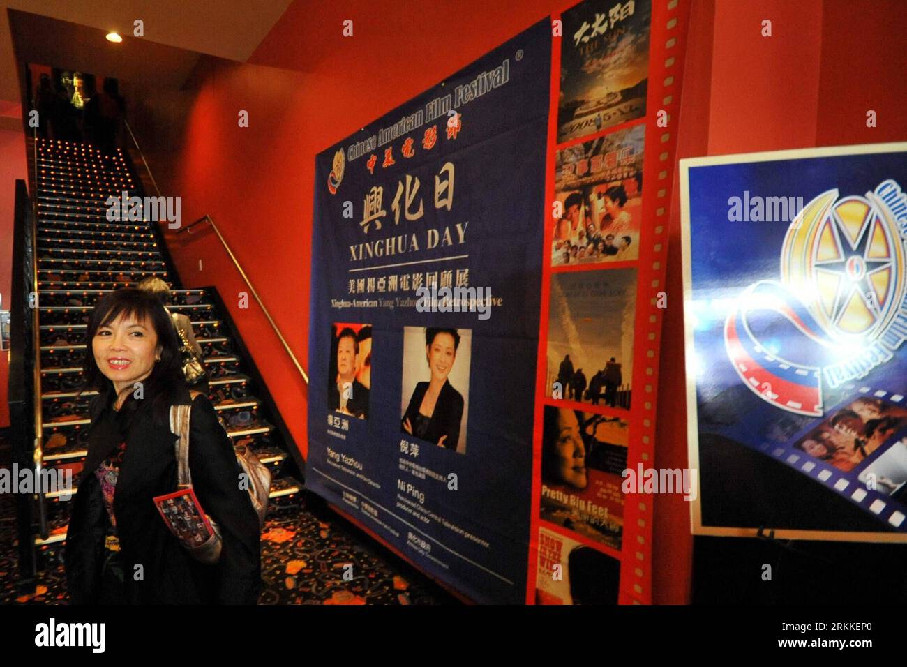 Bildnummer: 56233316 Datum: 30.10.2011 Copyright: imago/Xinhua (111031) -- SAN FRANCISCO, 31 ottobre 2011 (Xinhua) -- una donna cammina davanti a un poster del settimo festival cinematografico sino-USA a San Francisco, negli Stati Uniti, 30 ottobre 2011. Diversi film cinesi saranno mostrati al pubblico durante il festival di San Francisco. (Xinhua/Liu Yilin)(axy) U.S.-SAN FRANCISCO-FILM FESTIVAL PUBLICATIONxNOTxINxCHN Gesellschaft Kultur Entertainment USA CHN Filmfestival xjh x0x 2011 quer 56233316 Data 30 10 2011 Copyright Imago XINHUA San Francisco OCT 31 2011 XINHUA una donna cammina davanti a un poster di Th Foto Stock