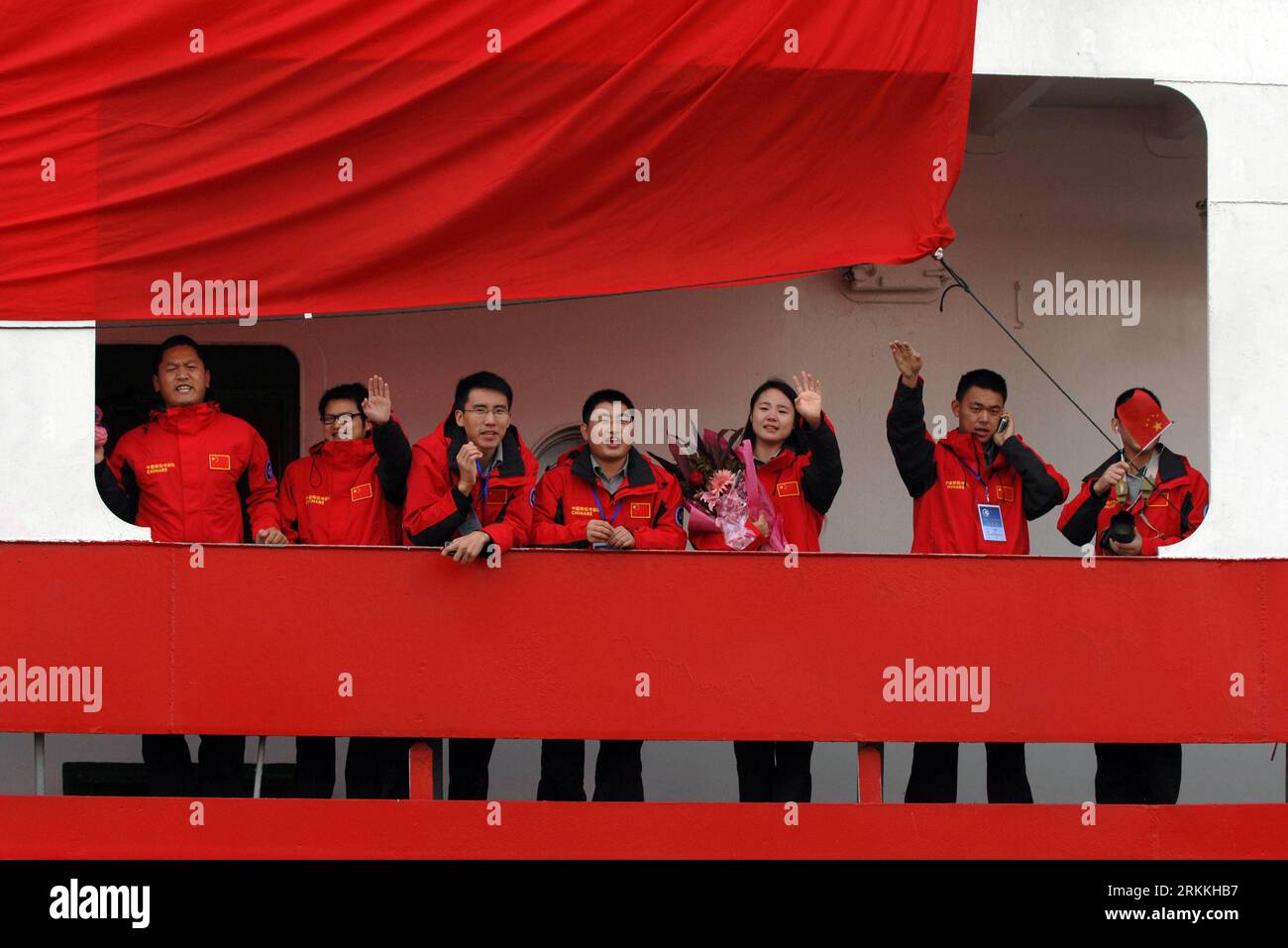 Bildnummer: 56243265 Datum: 03.11.2011 Copyright: imago/Xinhua (111103) -- TIANJIN, 3 novembre 2011 (Xinhua) -- i membri della squadra di spedizione antartica saltano le mani mentre lasciano il porto settentrionale di Tianjin, 3 novembre 2011. La nave di ricerca cinese Xue Long, o Drago delle nevi, salpò per la 28a spedizione scientifica del paese in Antartide giovedì. La squadra di spedizione composta da 220 membri svolgerà 31 compiti di ricerca scientifica durante il viaggio di circa 160 giorni, che copre circa 31.000 miglia nautiche nel corso della spedizione. (Xinhua/Zhang Chaoqun) (ry) CHINA-ti Foto Stock