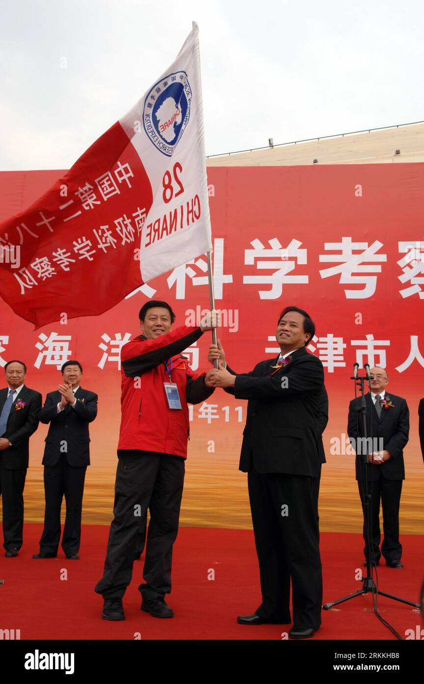 Bildnummer: 56243262 Datum: 03.11.2011 Copyright: imago/Xinhua (111103) -- TIANJIN, 3 novembre 2011 (Xinhua) -- li Yuansheng (L, fronte), capo della spedizione antartica, prende lo striscione prima di lasciare il porto settentrionale di Tianjin, 3 novembre 2011. La nave di ricerca cinese Xue Long, o Drago delle nevi, salpò per la 28a spedizione scientifica del paese in Antartide giovedì. La squadra di spedizione composta da 220 membri svolgerà 31 compiti di ricerca scientifica durante il viaggio di circa 160 giorni, che copre circa 31.000 miglia nautiche nel corso della spedizione. (Xinhua/Z Foto Stock