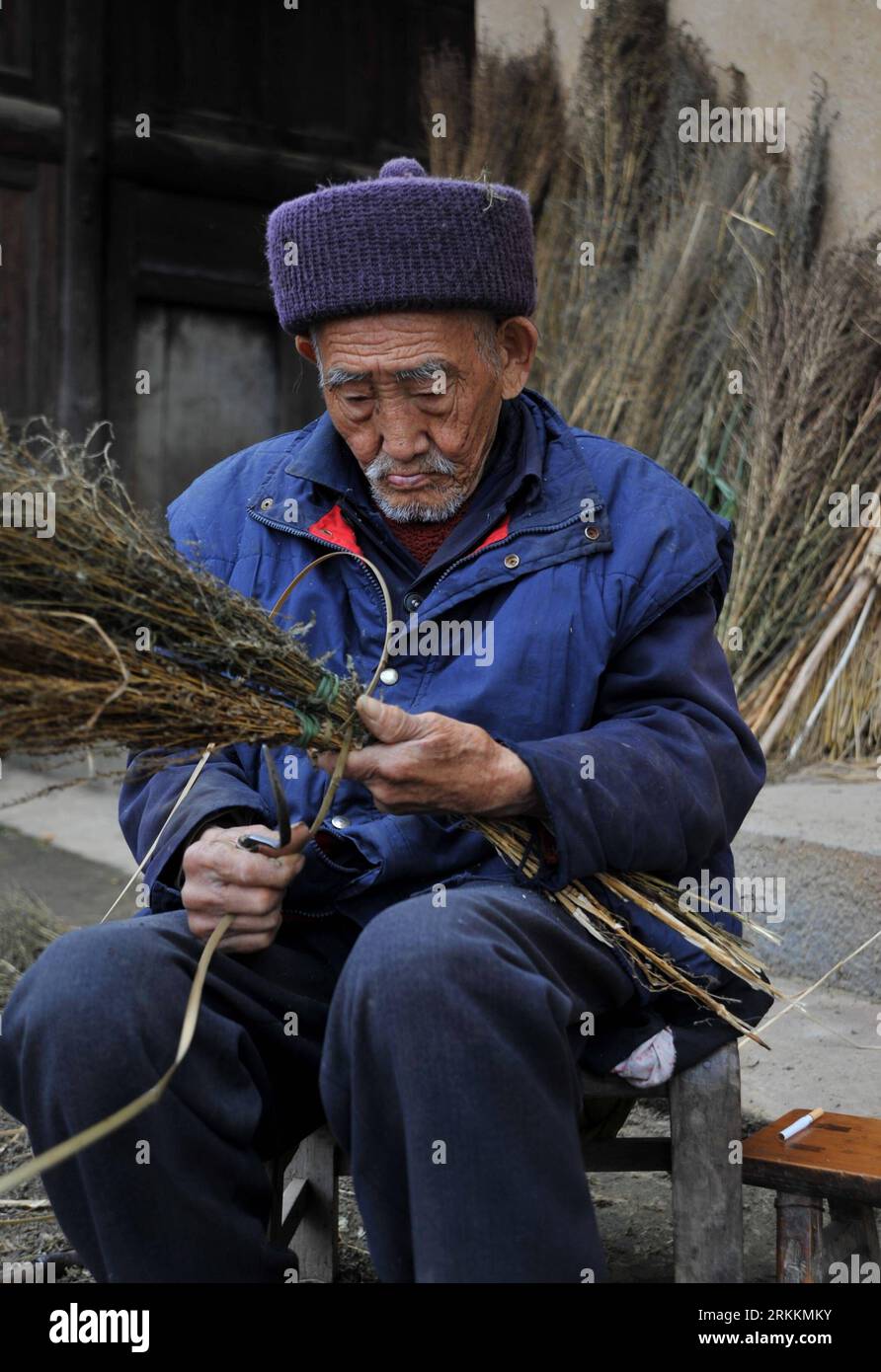 Bildnummer: 56260332 Datum: 08.11.2011 Copyright: imago/Xinhua (111108) -- ENSHI, 8 novembre 2011 (Xinhua) -- Tan Zuyuan, 105 anni, fa una scopa nel villaggio di Zhennanping della contea di Badong, provincia di Hubei, Cina centrale, 31 ottobre 2011. La Cina ha più di 48.000 centenari, ha detto un sondaggio pubblicato dalla Gerontological Society of China il 7 novembre 2011. (Xinhua/Yang Shunpi) (zhs) CHINA-CENTENARIANS (CN) PUBLICATIONxNOTxINxCHN Gesellschaft Land Leute hundertjährig Hundert Jahre Senioren x0x xst 2011 Hoch 56260332 Data 08 11 2011 Copyright Imago XINHUA Enshi Nov 8 2011 XINHUA TAN Zuyuan 105 Foto Stock