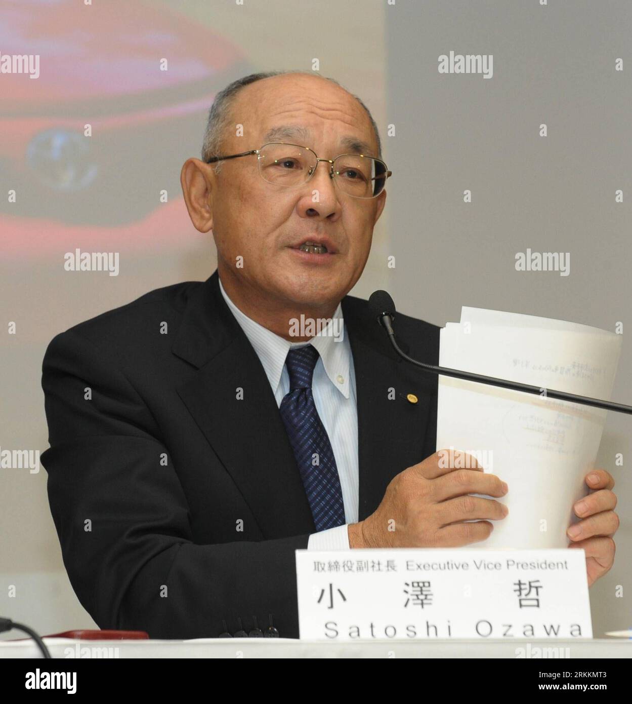 Bildnummer: 56260398 Datum: 08.11.2011 Copyright: imago/Xinhua (111108) -- TOKYO, 8 novembre 2011 (Xinhua) -- Vice Presidente esecutivo della Toyota Motor Corp. Satoshi Ozawa risponde alle domande durante una conferenza stampa a Tokyo, 8 novembre 2011. Toyota Motor Corp. Martedì ha dichiarato che il suo utile netto per la prima metà dell'anno di aprile-settembre è sceso del 71,8% da un anno precedente a 81,58 miliardi di yen (1. 04 miliardi di dollari USA), a causa dell'effetto del terremoto dell'11 marzo e di uno yen persistentemente forte che ha compromesso la competitività e la redditività delle case automobilistiche nei mercati esteri. (Xinhua/Ken Foto Stock