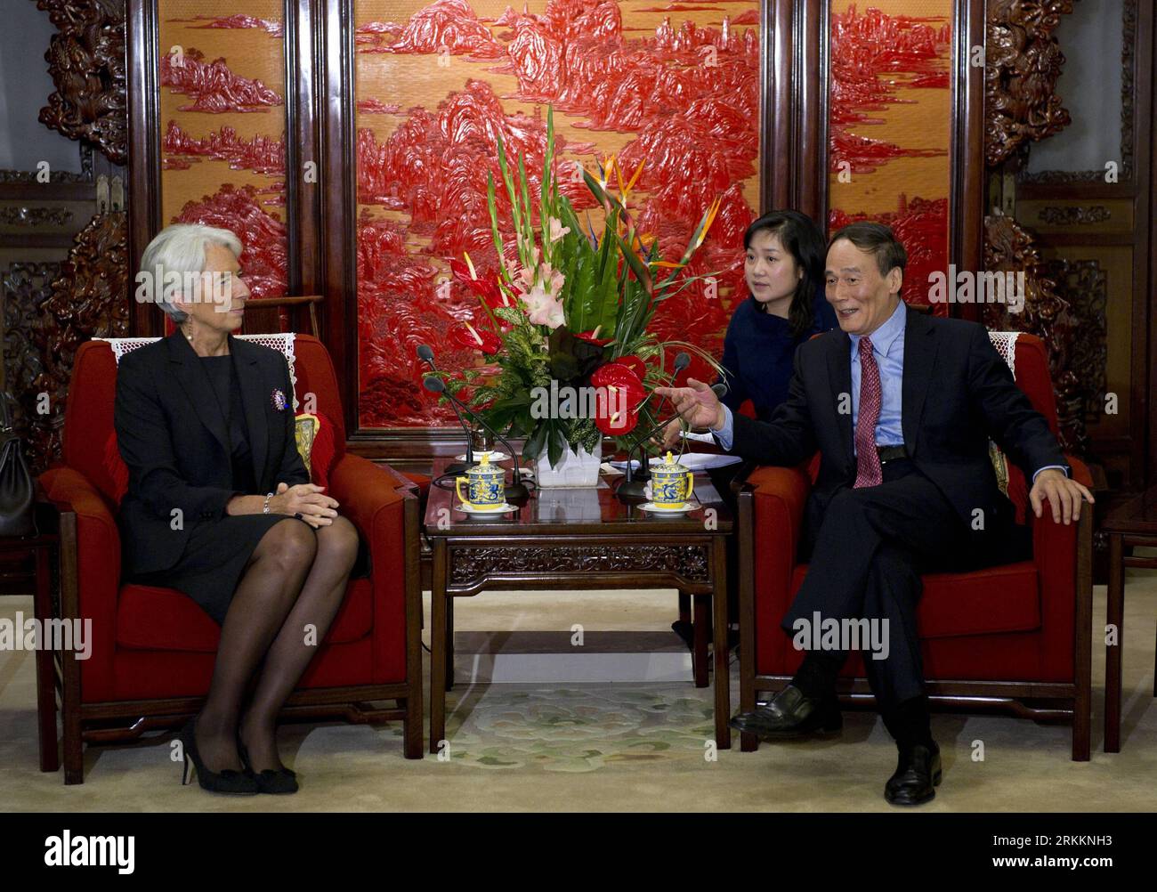 Bildnummer: 56264835 Datum: 09.11.2011 Copyright: imago/Xinhua (111109) - PECHINO, 9 novembre 2011 (Xinhua) - il vice Premier cinese Wang Qishan (R, Front) incontra Christine Lagarde (L, Front), amministratore delegato del Fondo monetario internazionale (FMI), a Pechino, capitale della Cina, 9 novembre 2011. Lagarde è a Pechino per partecipare alla conferenza annuale 2011 dell'International Finance Forum. (Xinhua/li Xueren) (lmm) CHINA-BEIJING-WANG QISHAN-CHRISTINE LAGARDE-MEETING (CN) PUBLICATIONxNOTxINxCHN People Politik Wirtschaft IMF IWF Währungsfonds xjh x0x premiumd 2011 quer 56264835 Data 09 11 2011 Co Foto Stock