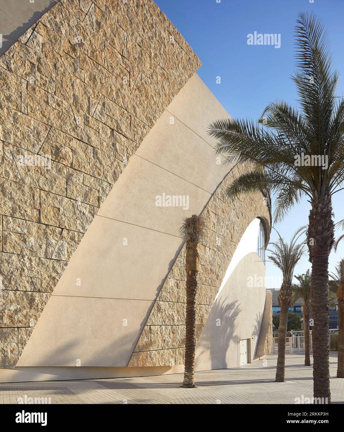 Facciata esterna in pietra e passaggio pedonale. 360 Mall, Kuweit City, Kuwait. Architetto: CRTKL, 2021. Foto Stock