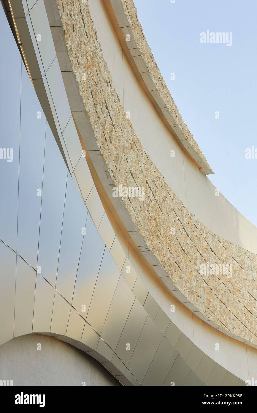 Curvatura della facciata in pietra. 360 Mall, Kuweit City, Kuwait. Architetto: CRTKL, 2021. Foto Stock