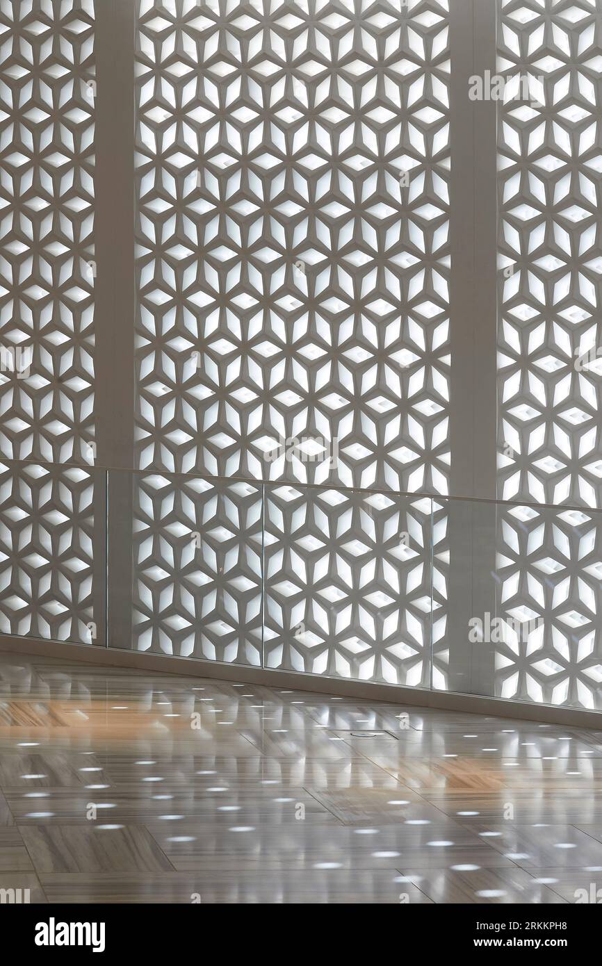 Schermo ornamentale. 360 Mall, Kuweit City, Kuwait. Architetto: CRTKL, 2021. Foto Stock