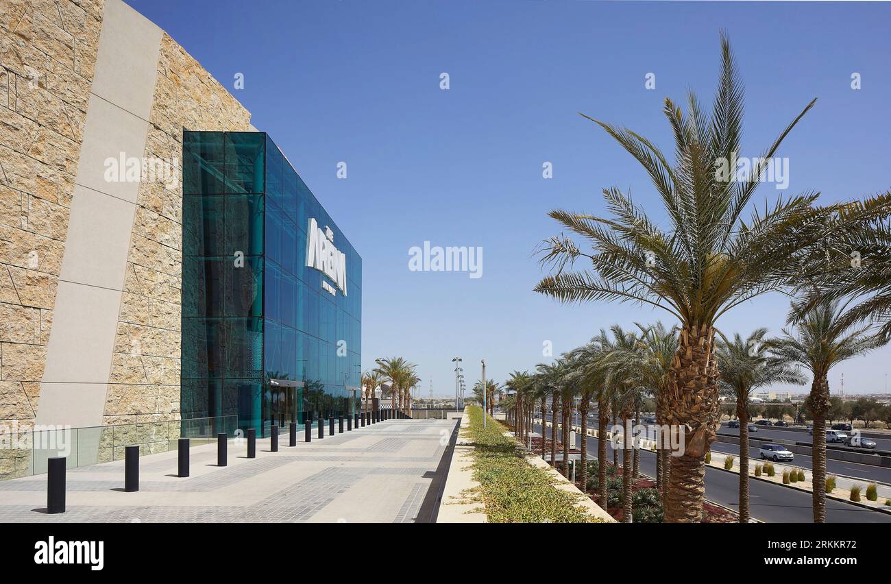 Arrivo al centro commerciale con strada. 360 Mall, Kuweit City, Kuwait. Architetto: CRTKL, 2021. Foto Stock