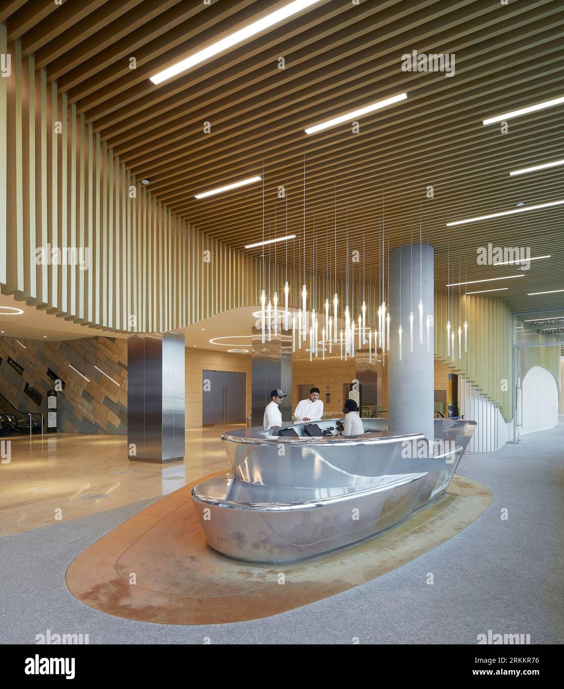 Area ricevimento a doppia altezza. 360 Mall, Kuweit City, Kuwait. Architetto: CRTKL, 2021. Foto Stock