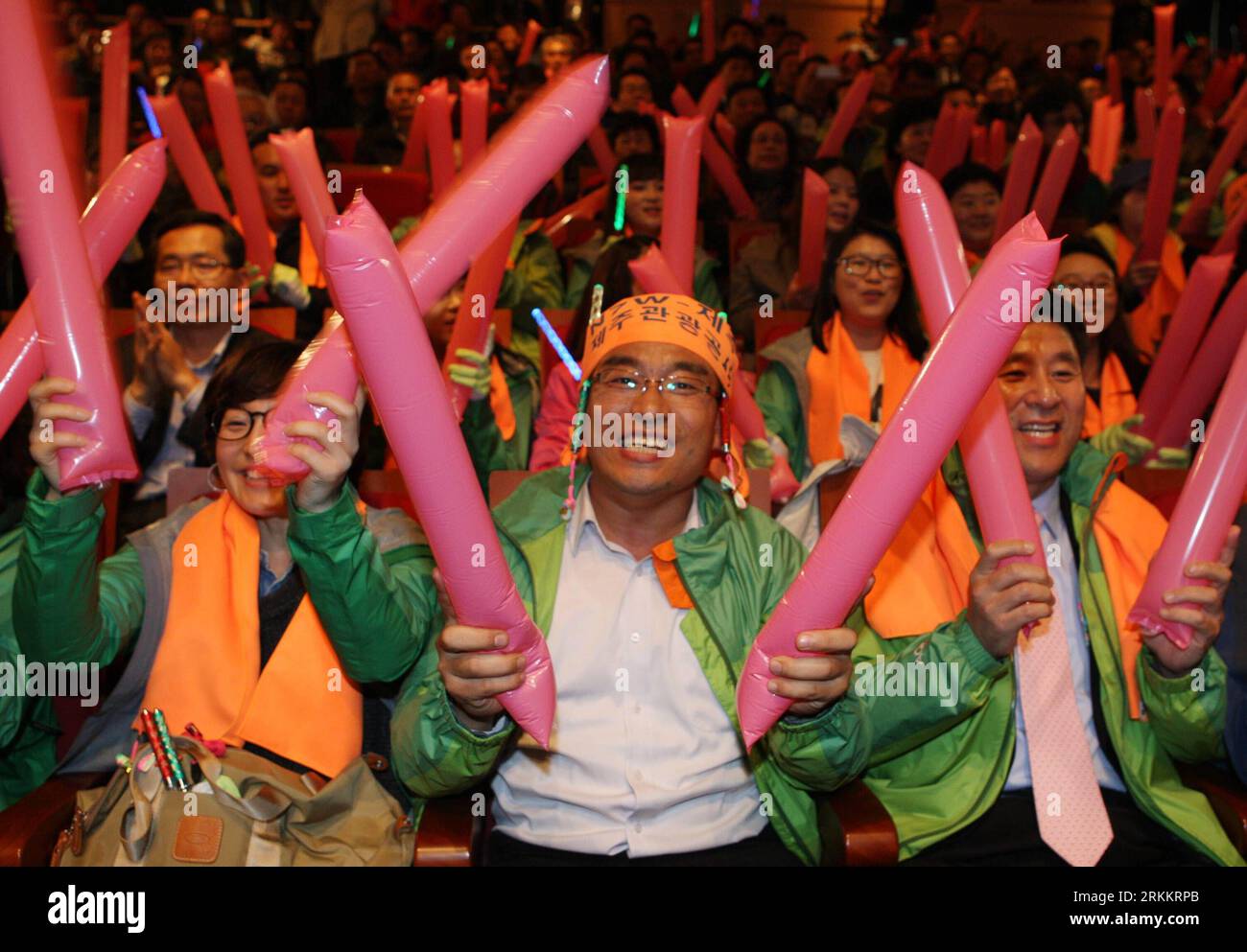 Bildnummer: 56273174 Datum: 11.11.2011 Copyright: imago/Xinhua (111112) -- ISOLA JEJU, 12 novembre 2011 (Xinhua) -- festeggia a Jeju Island, Corea del Sud, 12 novembre 2011. L'isola turistica sudcoreana di Jeju è stata nominata come una delle nuove sette meraviglie naturali del mondo in un sondaggio mondiale, un'organizzazione con sede in Svizzera annunciato sabato. (Xinhua/Park Jin Hee) (zf) COREA DEL SUD-ISOLA DI JEJU-NUOVA MERAVIGLIA DELLA NATURA PUBLICATIONxNOTxINxCHN Politik Gesellschaft xda x2x 2011 quer o0 Südkorea Naturweltwunder New7Wonders Feier 56273174 Data 11 11 2011 Copyright Imago XINHUA Jeju Islanda Nov Foto Stock