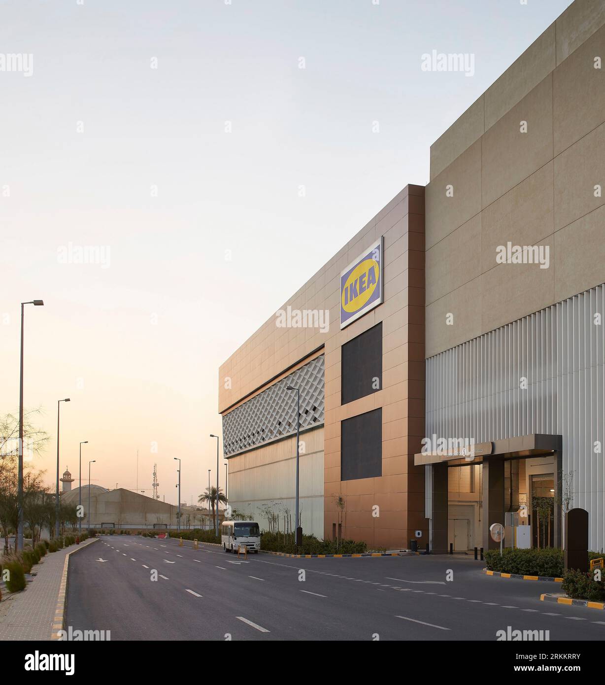 Facciata esterna commerciale. 360 Mall, Kuweit City, Kuwait. Architetto: CRTKL, 2021. Foto Stock