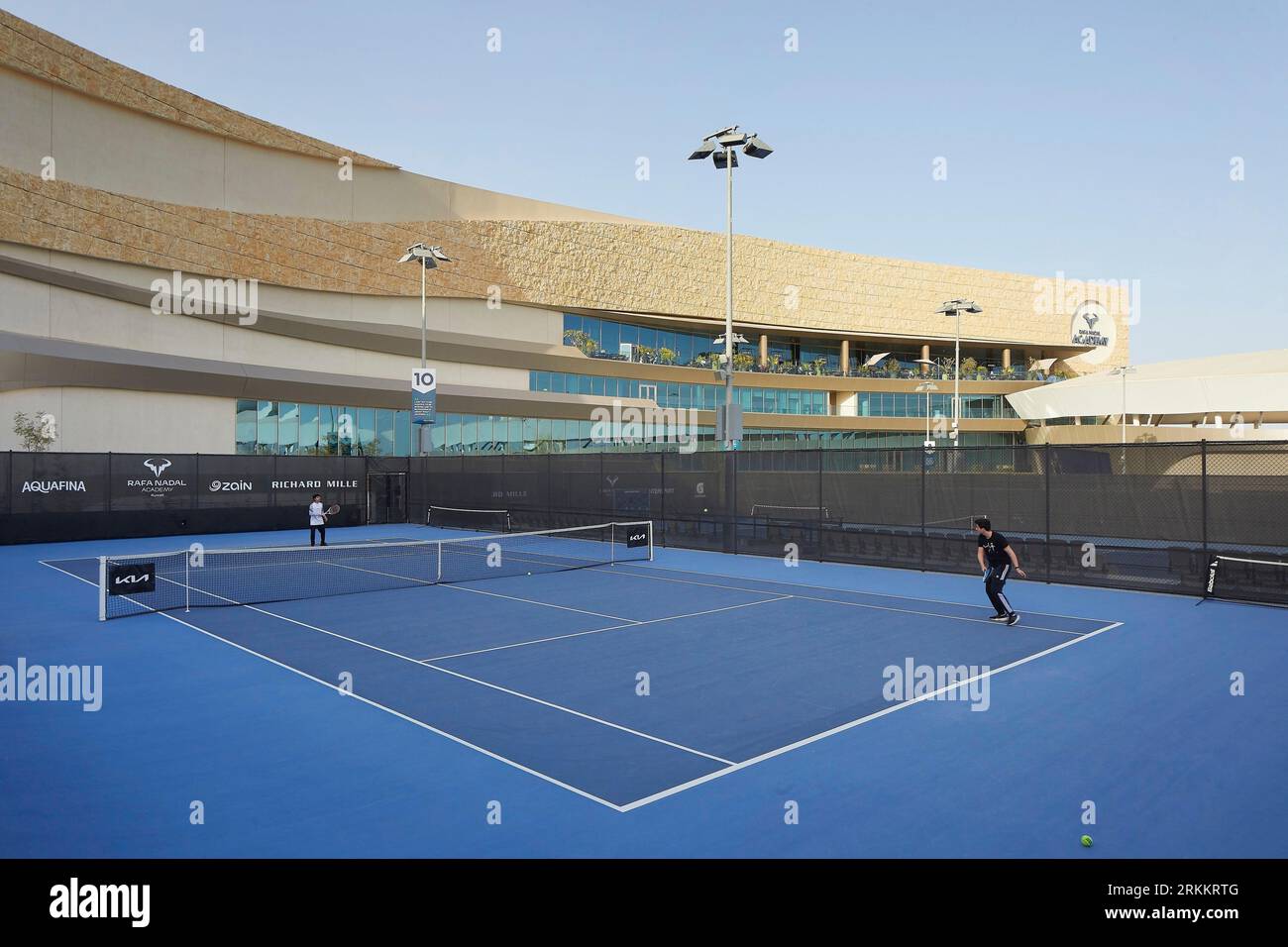 Campo da tennis all'aperto. 360 Mall, Kuweit City, Kuwait. Architetto: CRTKL, 2021. Foto Stock
