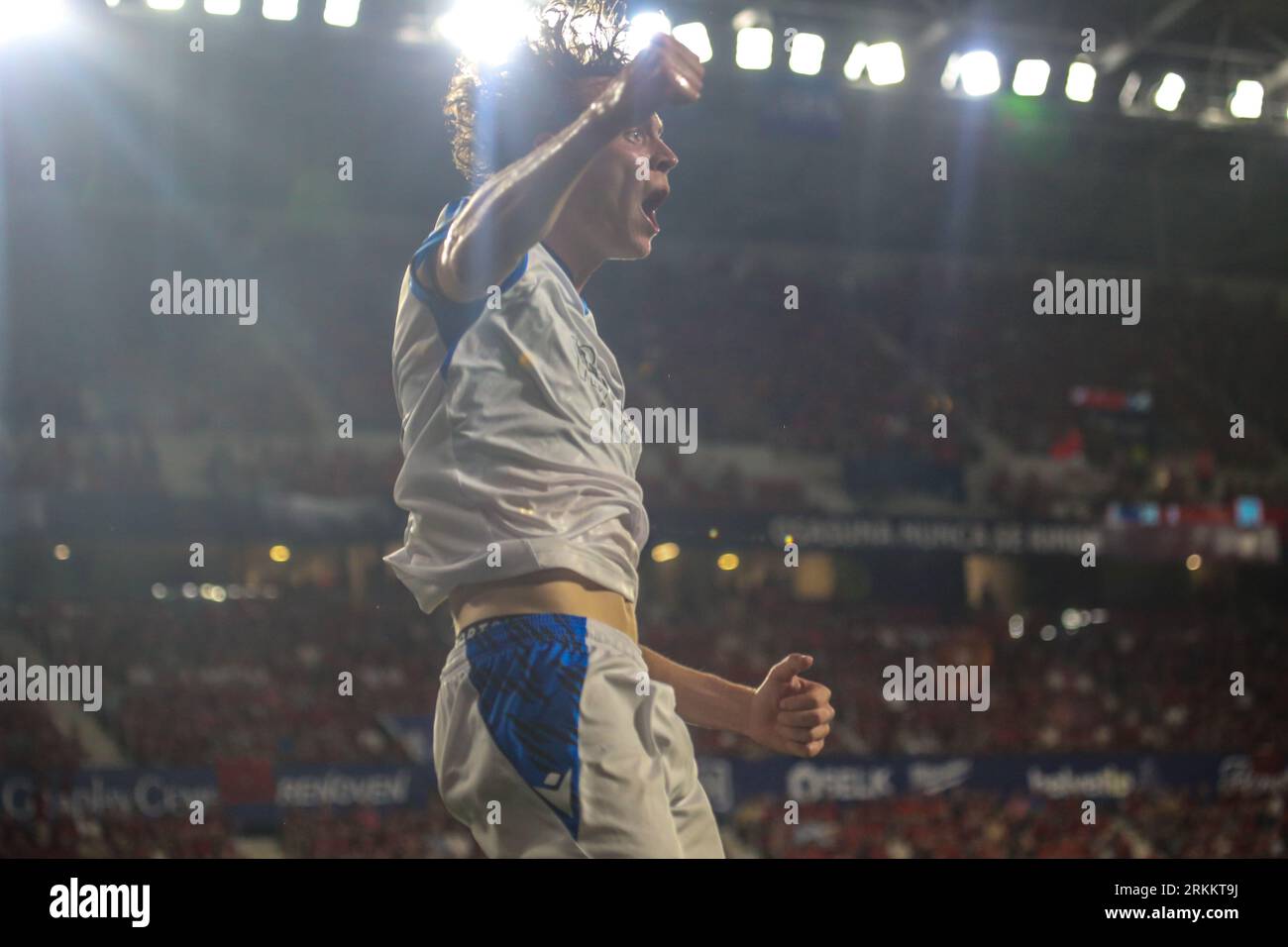 Pamplona, Spagna. 24 agosto 2023. Il giocatore del Club Brugge Maxim de Cuyper (55) celebra il secondo gol durante la prima tappa del turno precedente della UEFA Europa Conference League 2023-24 tra CA Osasuna e Club Brugge allo stadio El Sadar, a Pamplona, il 24 agosto 2023. (Foto di Alberto Brevers/Pacific Press) Credit: Pacific Press Media Production Corp./Alamy Live News Foto Stock