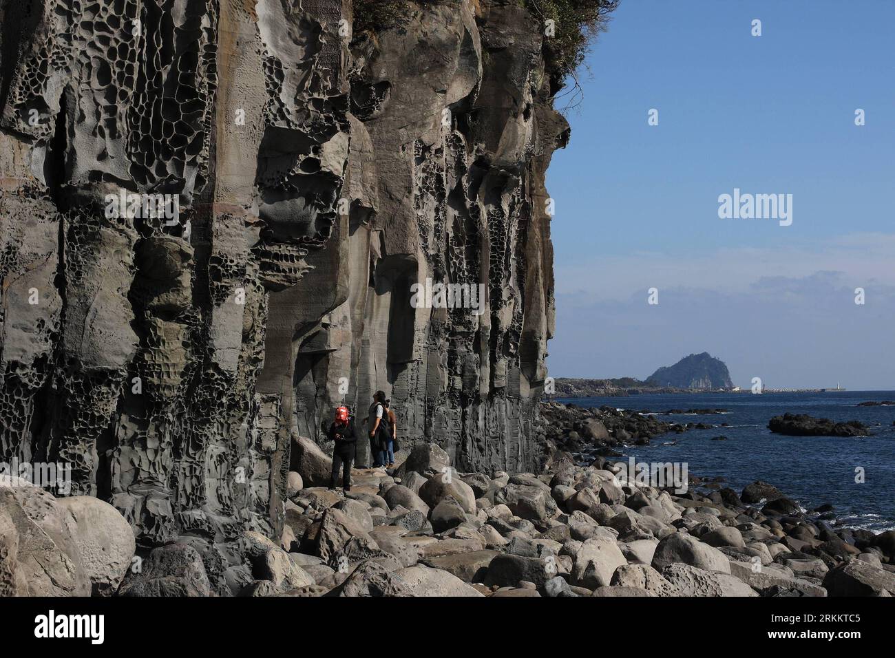 Bildnummer: 56275054 Datum: 12.11.2011 Copyright: imago/Xinhua (111113) -- JEJU, 13 novembre 2011 (Xinhua) -- i turisti camminano lungo il sentiero n. 7 di Olle durante il Jeju Olle Walking Festival 2011 nella città di Seogwipo nell'isola di Jeju, Corea del Sud, 12 novembre 2011. n The World il 12 novembre. (Xinhua/Park Jin Hee) (qs) COREA DEL SUD-JEJU-OLLE-TOURISM PUBLICATIONxNOTxINxCHN Reisen Südkorea xjh x2x 2011 quer o0 Küste Steilküste Felsküste 56275054 Data 12 11 2011 Copyright Imago XINHUA Jeju Nov 13 2011 i turisti di XINHUA camminano lungo il sentiero n. 7 di Olle durante il Jeju Olle Walking Fe 2011 Foto Stock