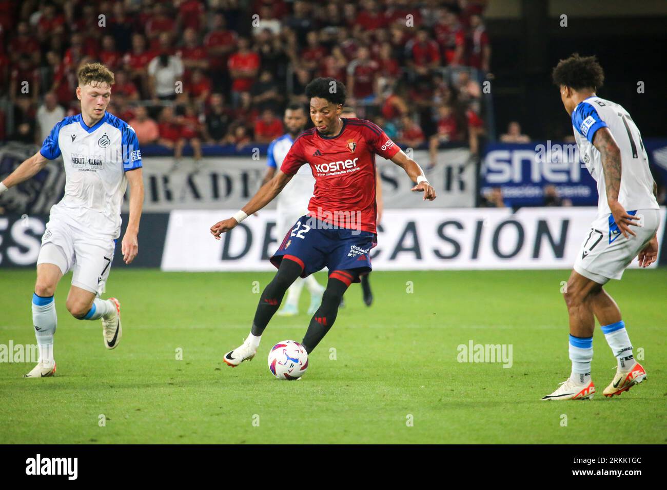 Pamplona, Spagna. 24 agosto 2023. Il giocatore di CA Osasuna, Johan Mojica (22), passa da due avversari durante la prima tappa del turno precedente della UEFA Europa Conference League 2023-24 tra CA Osasuna e il Club Brugge allo stadio El Sadar, a Pamplona, il 24 agosto 2023. (Foto di Alberto Brevers/Pacific Press) Credit: Pacific Press Media Production Corp./Alamy Live News Foto Stock