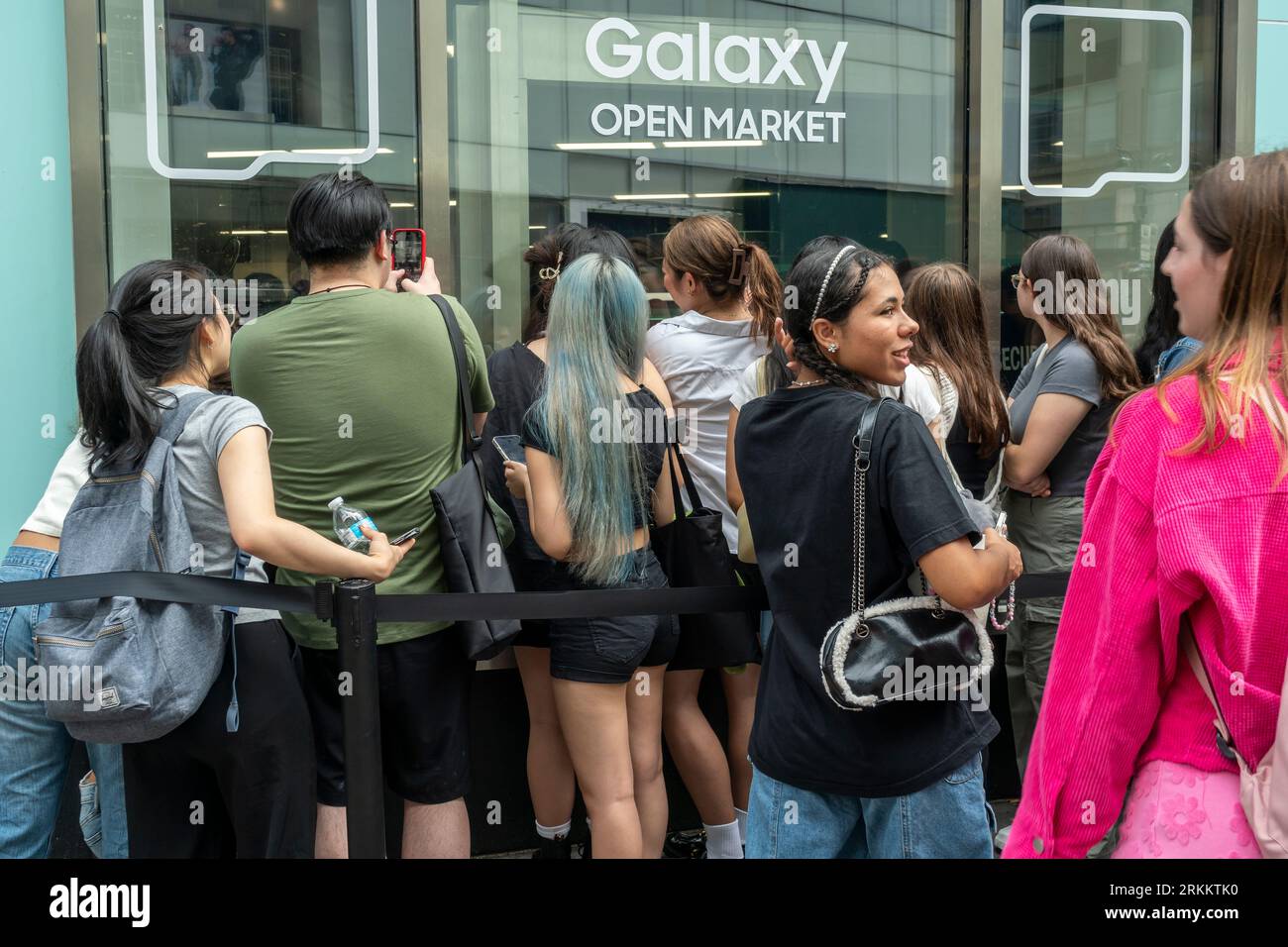 Centinaia di fan si schierano al di fuori dell'evento pop-up Samsung Galaxy Open Market nell'Herald Square di New York sabato 12 agosto 2023 in attesa di un'apparizione del performer KPop pH-1. (© Richard B. Levine) Foto Stock