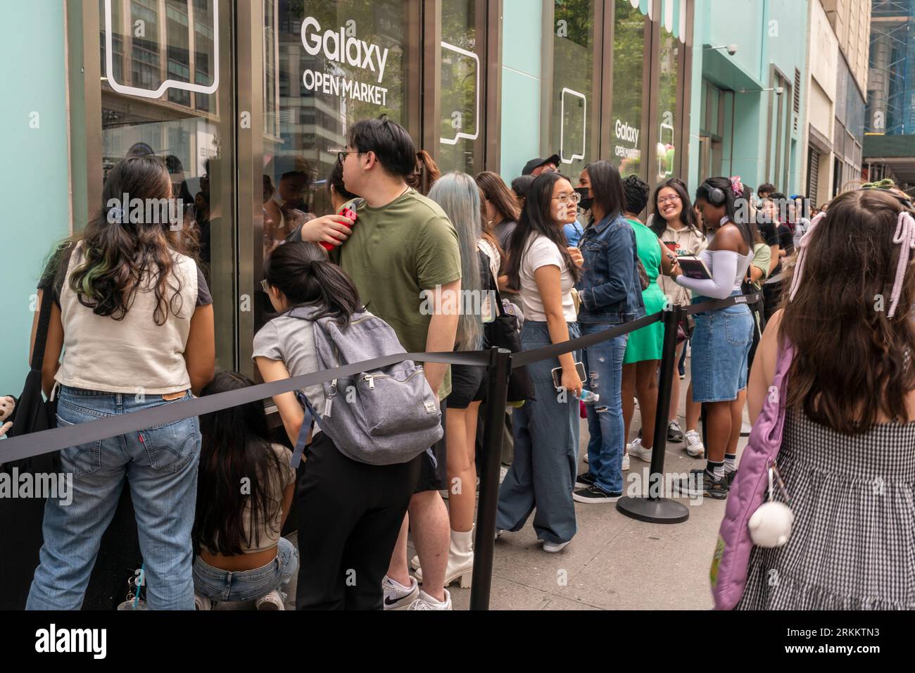 Centinaia di fan si schierano al di fuori dell'evento pop-up Samsung Galaxy Open Market nell'Herald Square di New York sabato 12 agosto 2023 in attesa di un'apparizione del performer KPop pH-1. (© Richard B. Levine) Foto Stock