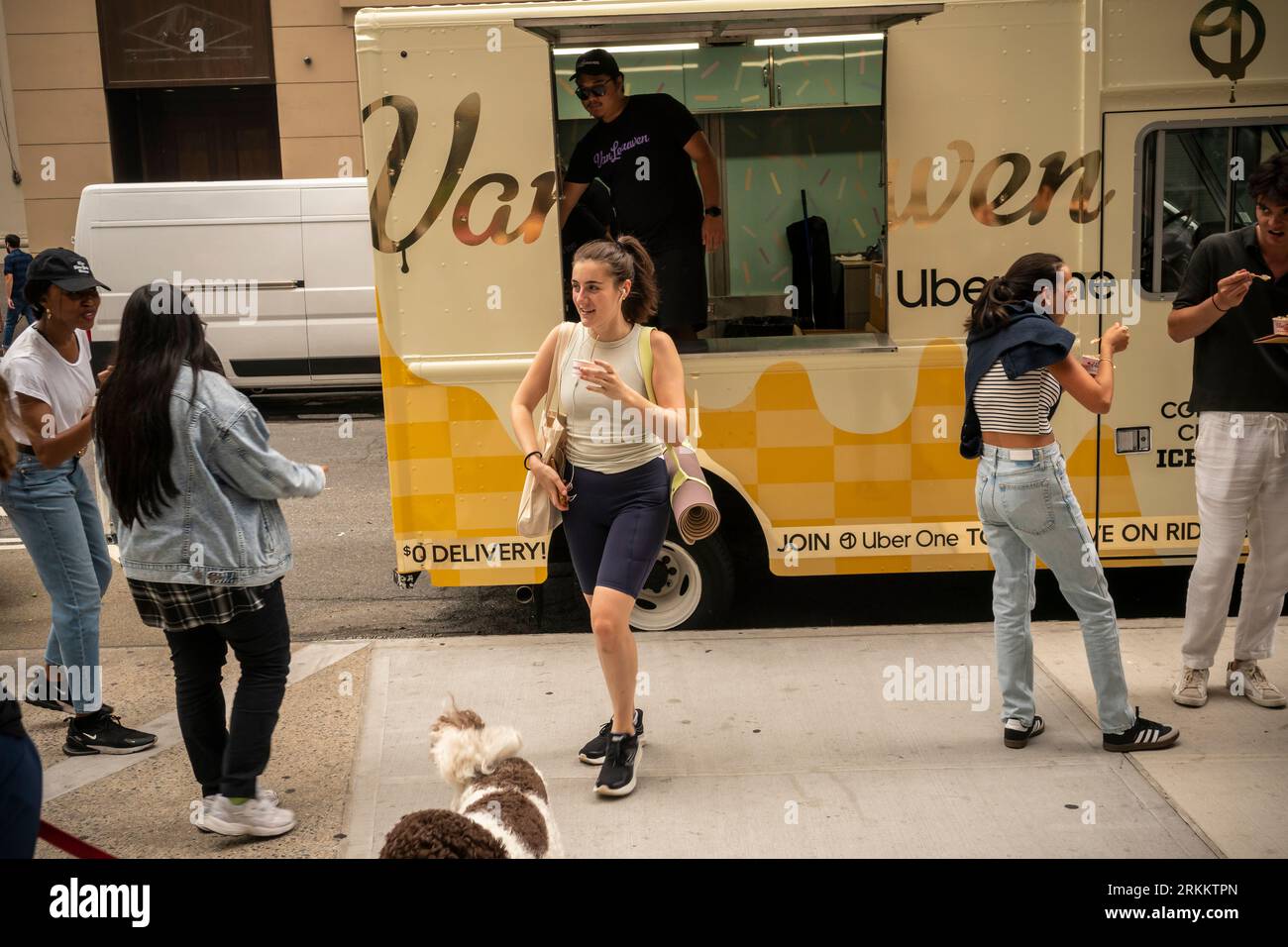 Gli amanti del gelato affollano l'attivazione del marchio di gelati Van Leeuwen X Uber One nel quartiere Nomad di New York martedì 15 agosto 2023. La moltitudine è stata trattata con l'esclusivo gelato al gusto BBQ Gold Cornbread Crumble, disponibile tramite Uber One. (© Richard B. Levine) Foto Stock