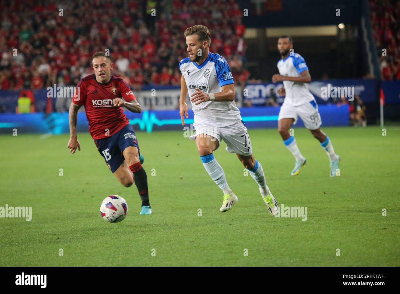 Pamplona, Spagna. 24 agosto 2023. Il giocatore del Club Brugge Philip Zinckernagel (77, R) con la palla contro Ruben Peña (15, L) durante la prima tappa del turno precedente della UEFA Europa Conference League 2023-24, tra CA Osasuna e Club Brugge allo stadio El Sadar, a Pamplona, il 24 agosto 2023. (Foto di Alberto Brevers/Pacific Press) Credit: Pacific Press Media Production Corp./Alamy Live News Foto Stock