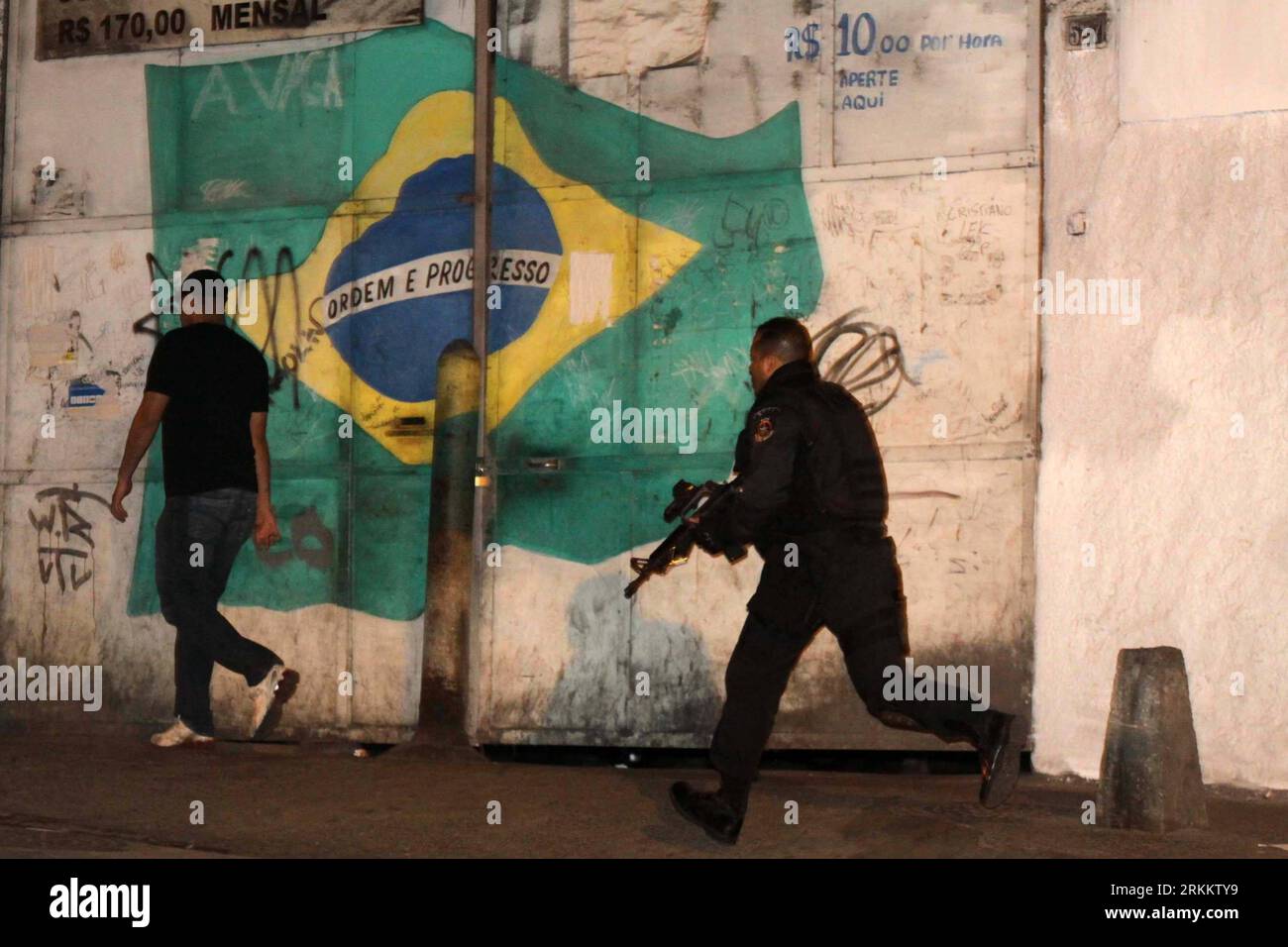 Bildnummer: 56279673 Datum: 13.11.2011 Copyright: imago/Xinhua (111114) -- RIO DE JANEIRO, 14 novembre 2011 (Xinhua) -- Un membro delle operazioni speciali di polizia Batallion (R) corre durante un'operazione di pattuglia nella baraccopoli Rocinha a Rio de Janeiro, capitale del Brasile, il 13 novembre 2011. Le forze militari brasiliane svolgono una missione domenica mattina presto, mirata a spazzare via i trafficanti di droga nelle città di Rocinha, Vidigal e Chacaro do CEU Shanty. La polizia ha preso il controllo delle tre città Shanty domenica mattina. (Xinhua/Wilton Junior/Agencia Estado) (fs)(dtf) BRASIL-RIO DE JANEIRO-SECURITY-AS Foto Stock