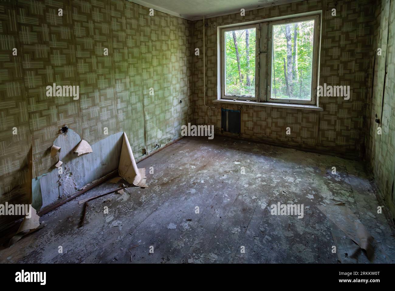 Interno della camera abbandonata con carta da parati presso Living Apartments del villaggio di Duga radar - zona di esclusione di Chernobyl, Ucraina Foto Stock