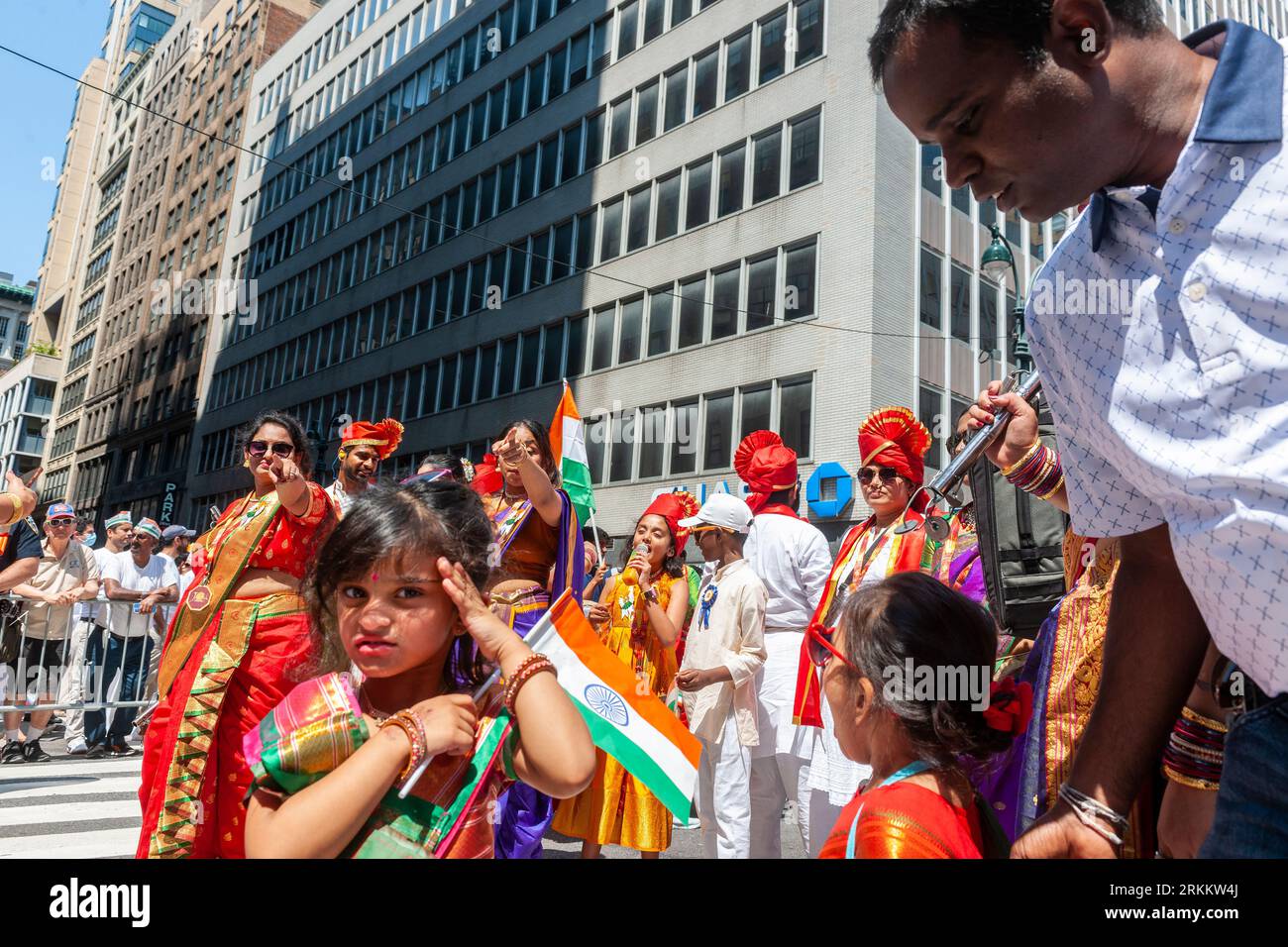 Partecipanti indiani-americani alla parata del giorno dell'indipendenza indiana su Madison Avenue domenica 20 agosto 2023. La parata celebra l'anniversario della spartizione dell'India dal dominio britannico il 15 agosto 1947. (© Richard B. Levine) Foto Stock