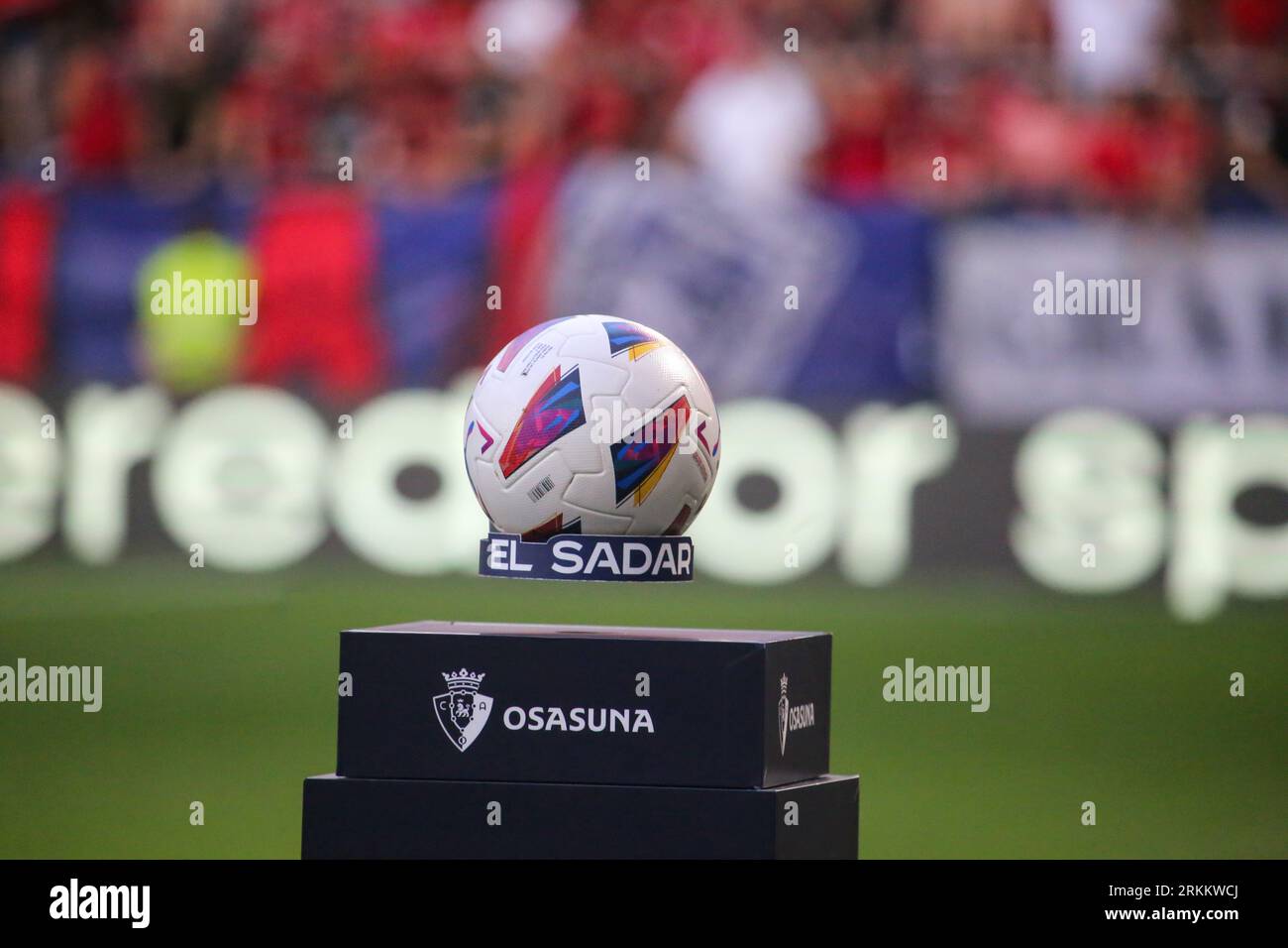 Pamplona, Spagna. 24 agosto 2023. Il pallone di la Liga 2023-24 con cui è stato giocato nella partita durante la prima tappa del turno precedente della UEFA Europa Conference League 2023-24 tra CA Osasuna e Club Brugge allo stadio El Sadar, a Pamplona, il 24 agosto 2023. (Foto di Alberto Brevers/Pacific Press) Credit: Pacific Press Media Production Corp./Alamy Live News Foto Stock