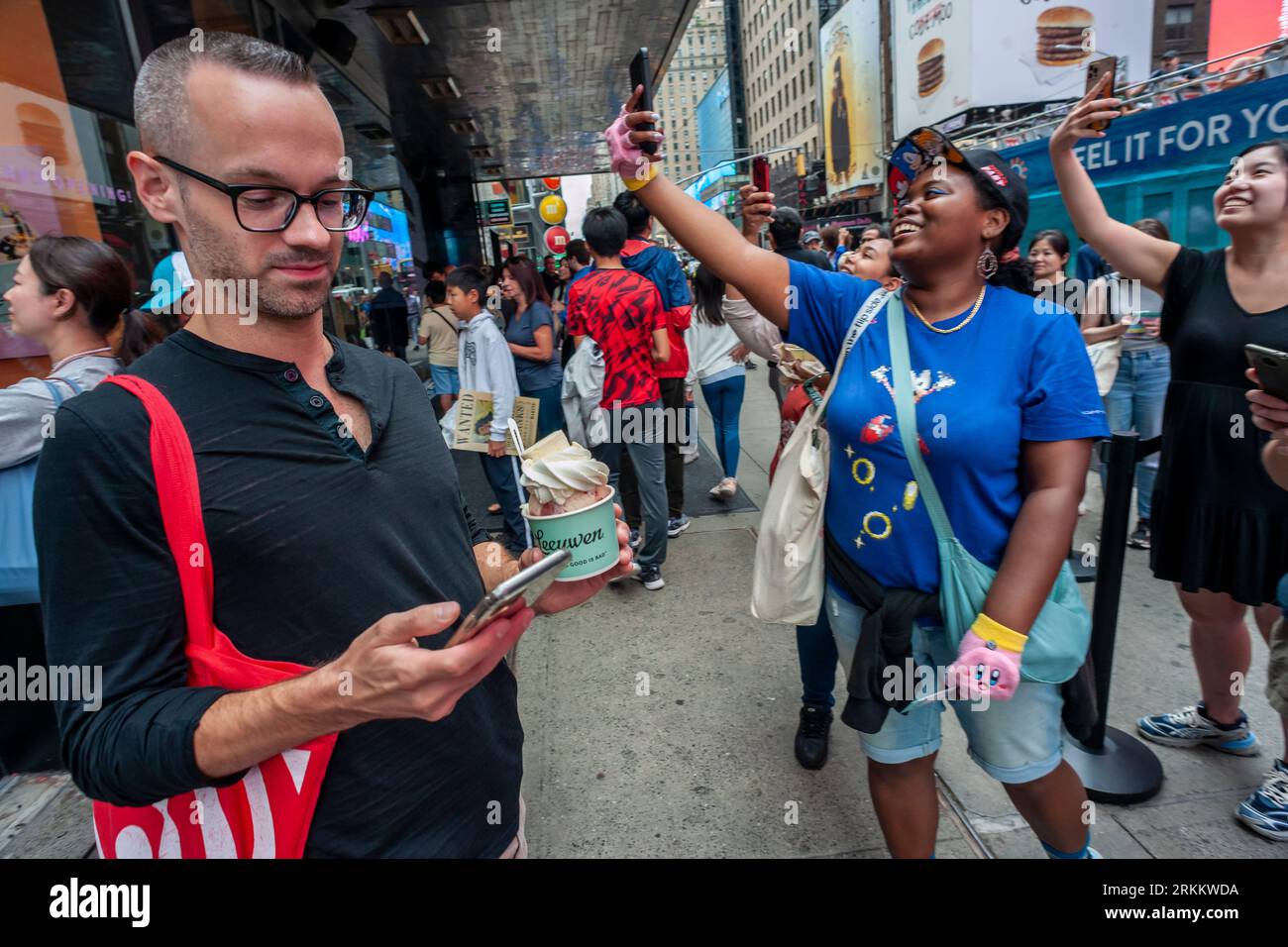 Centinaia di amanti del gelato attendono on line alla grande apertura della 50a gelateria Van Leeuwen, a Times Square New York giovedì 24 agosto 2023. Il marchio ha collaborato con il famoso chef Jean-Georges Vongerichten per creare un'edizione limitata speciale Sour Cherry Creamsicle Flavour. (© Richard B. Levine) Foto Stock