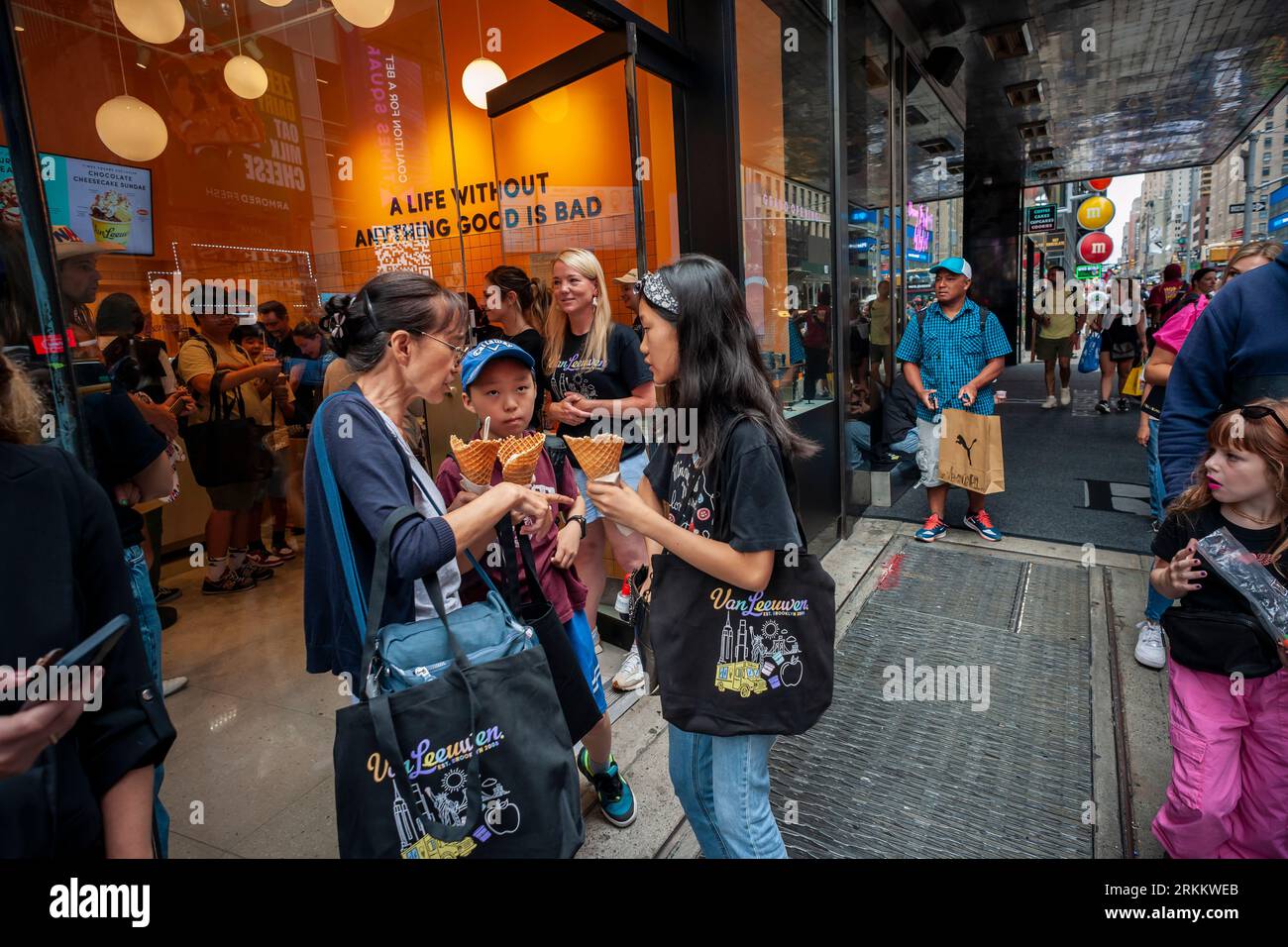 Centinaia di amanti del gelato attendono on line alla grande apertura della 50a gelateria Van Leeuwen, a Times Square New York giovedì 24 agosto 2023. Il marchio ha collaborato con il famoso chef Jean-Georges Vongerichten per creare un'edizione limitata speciale Sour Cherry Creamsicle Flavour. (© Richard B. Levine) Foto Stock