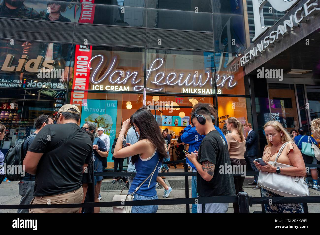 Centinaia di amanti del gelato attendono on line alla grande apertura della 50a gelateria Van Leeuwen, a Times Square New York giovedì 24 agosto 2023. Il marchio ha collaborato con il famoso chef Jean-Georges Vongerichten per creare un'edizione limitata speciale Sour Cherry Creamsicle Flavour. (© Richard B. Levine) Foto Stock