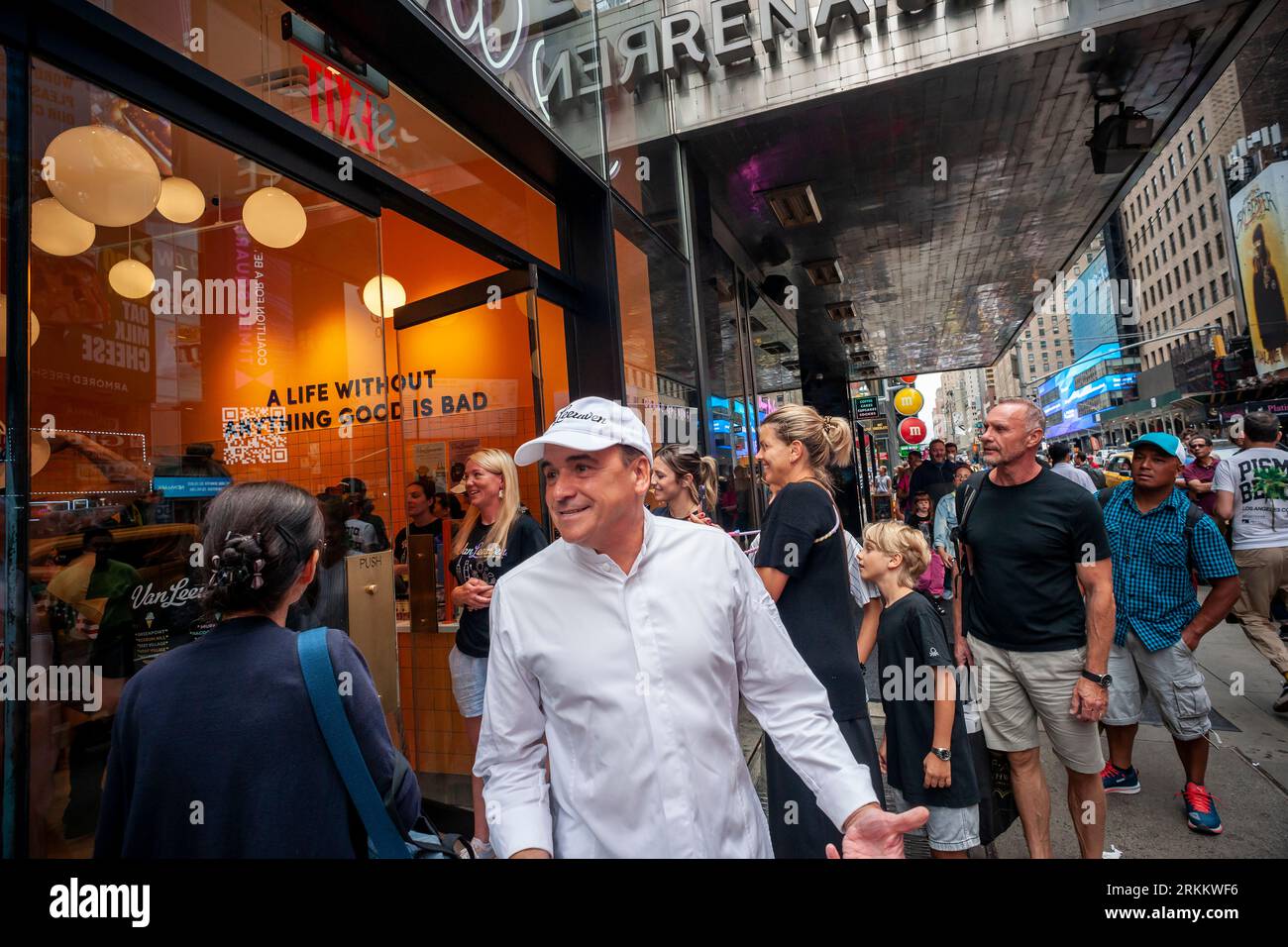 Il famoso chef Jean-Georges Vongerichten alla grande apertura della 50a gelateria Van Leeuwen, a Times Square New York giovedì 24 agosto 2023. Il marchio ha collaborato con Vongerichten per creare un'edizione limitata speciale Sour Cherry Creamsicle Flavor. (© Richard B. Levine) Foto Stock