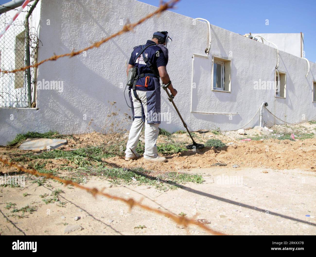 Bildnummer: 56285048 Datum: 15.11.2011 Copyright: imago/Xinhua (111115) -- TRIPOLI, 15 novembre 2011 (Xinhua) -- Un esperto libico di sminamento lavora in un campo dove si stima che undici mila mine siano state piantate da soldati dell'ex leader, nelle vicinanze dell'aeroporto internazionale di Mitiga, vicino a Tripoli, il 15 novembre 2011. (Xinhua/Hamza Turkia) (nxl) LIBIA-CONFLICT-MINES PUBLICATIONxNOTxINxCHN Gesellschaft Politik Minen Minenräumung landmine Räumung Minensuche Minensucher x1x xst premiumd 2011 quer 56285048 Data 15 11 2011 Copyright Imago XINHUA Tripoli Nov 15 2011 XINHUA a Libyan demin Foto Stock