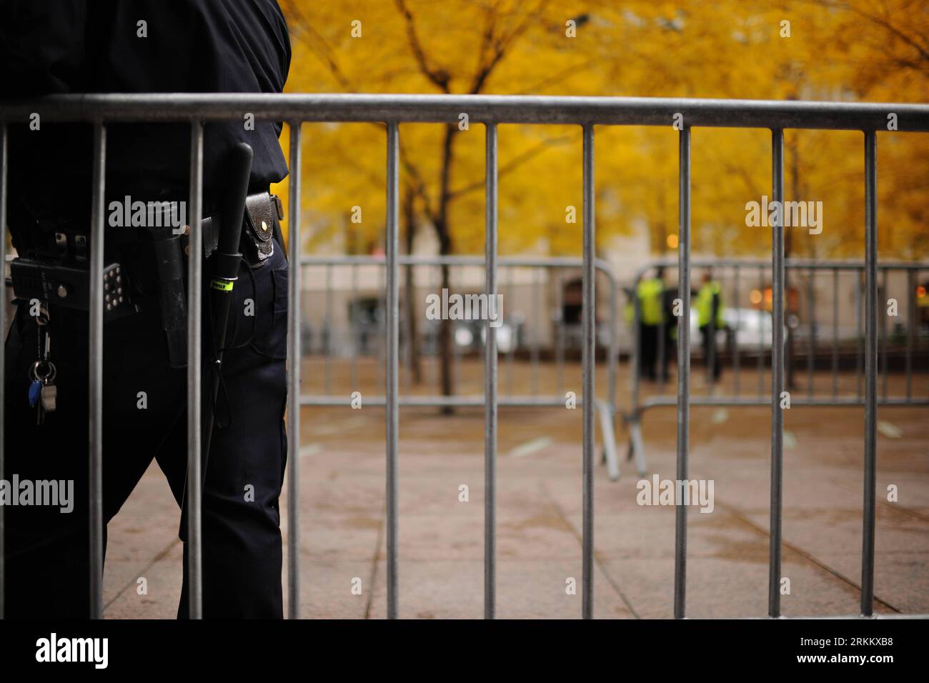 Bildnummer: 56285565 Datum: 15.11.2011 Copyright: imago/Xinhua (111115) -- NEW YORK, 15 novembre 2011 (Xinhua) -- Un poliziotto locale cordons off a Zuccotti Park a New York, Stati Uniti, il 15 novembre 2011. La polizia ha sgomberato Zuccotti Park martedì presto dopo aver occupato i manifestanti di Wall Street accampati per due mesi e arrestato circa 200 manifestanti per aver resistito agli ordini. (Xinhua/Shen Hong) (zjl) US-NEW YORK-OCCUPY WALL STREET-PROTESTATION PUBLICATIONxNOTxINxCHN Gesellschaft Politik Wirtschaft protesta Occupy Bewegung Finanzkrise Wirtschaftskrise Krise USA Besetzt Die Anti Räumung Zeltlager Lager x2x Foto Stock