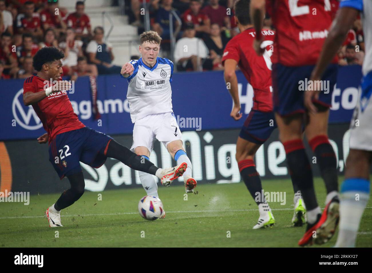 24 agosto 2023, Pamplona, Comunità Forale di Navarra, Spagna: Pamplona, Spagna, 24 agosto 2023: il giocatore del Club Brugge Andreas Sven Olsen (7) segna il primo gol della notte contro diversi rivali durante la prima tappa del turno precedente della UEFA Europa Conference League 2023-24 tra CA Osasuna e Club Brugge allo stadio El Sadar, a Pamplona, il 24 agosto 2023. (Immagine di credito: © Alberto Brevers/Pacific Press via ZUMA Press Wire) SOLO USO EDITORIALE! Non per USO commerciale! Foto Stock