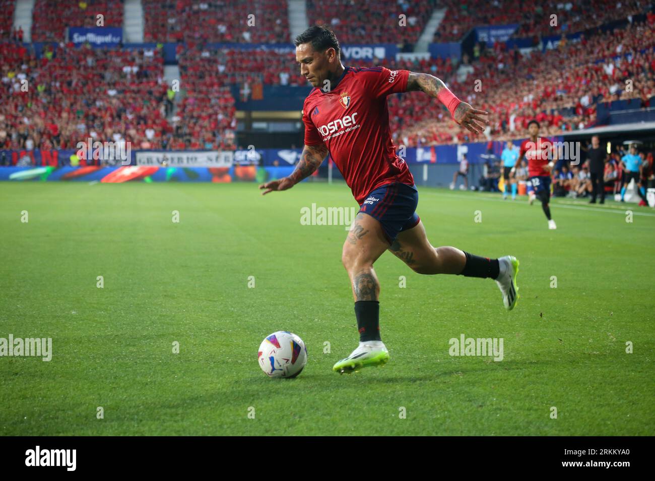 24 agosto 2023, Pamplona, Comunità Forale di Navarra, Spagna: Pamplona, Spagna, 24 agosto 2023: il giocatore di CA Osasuna Ezequiel Avila (9) con la palla durante la partita di andata del turno precedente della UEFA Europa Conference League 2023-24 tra CA Osasuna e Club Brugge nello stadio El Sadar, a Pamplona, il 24 agosto 2023. (Immagine di credito: © Alberto Brevers/Pacific Press via ZUMA Press Wire) SOLO USO EDITORIALE! Non per USO commerciale! Foto Stock