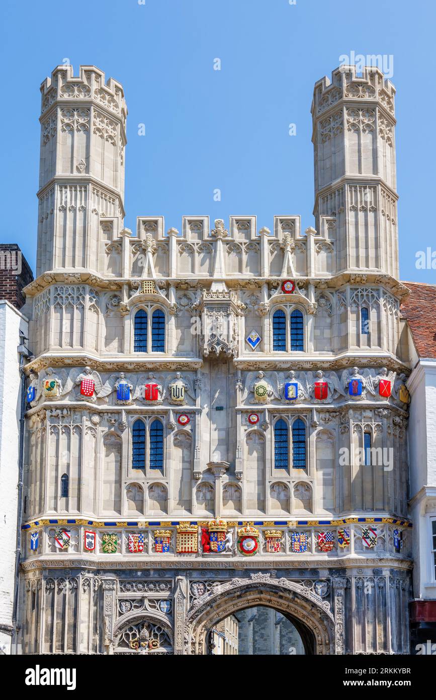 Christ Church Gate nel centro storico di Canterbury, che dà accesso alla cattedrale di Canterbury, con il testo in latino che significa, questa opera è stata costruita in Foto Stock